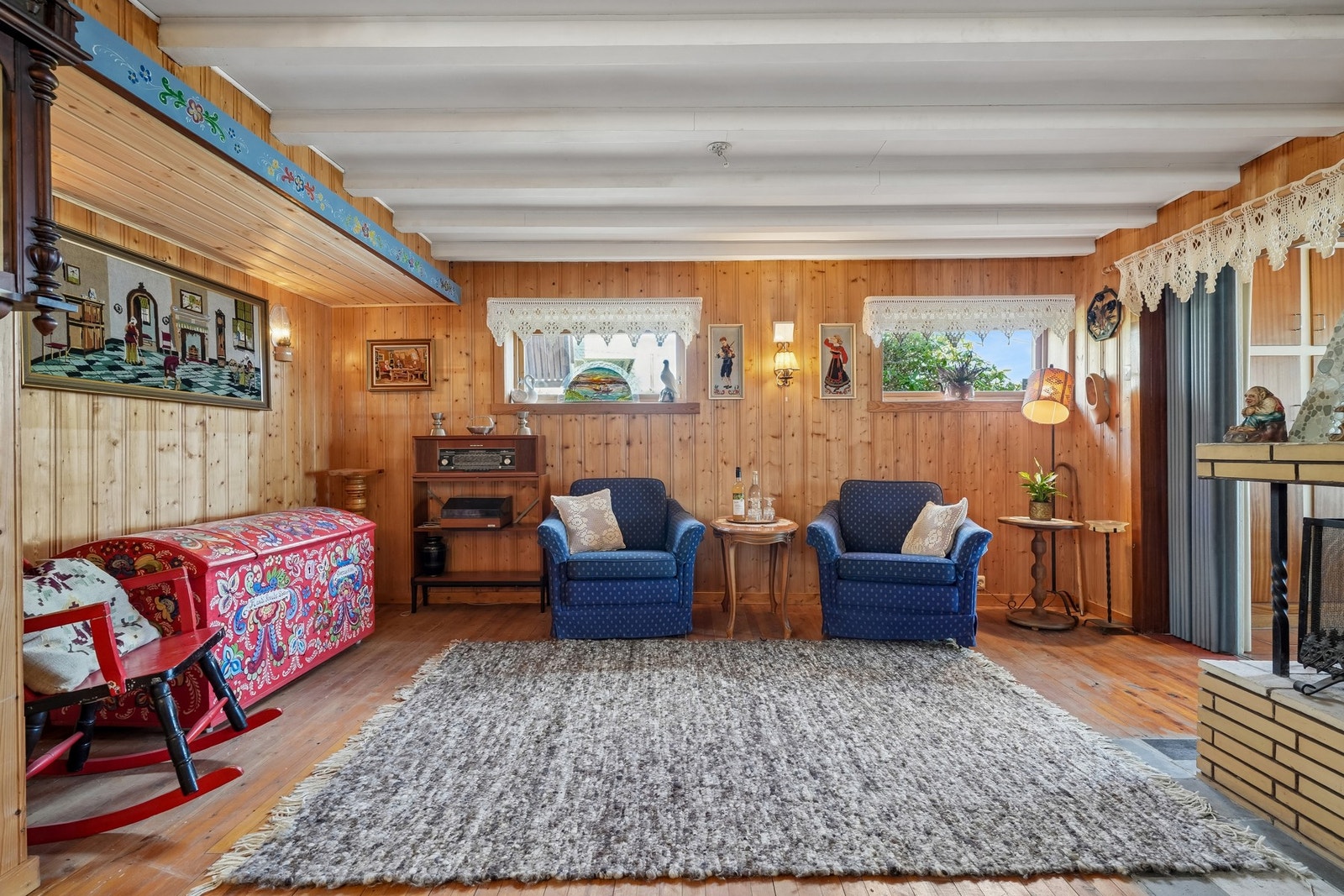 - for innredning av både spise- og sittegruppe. Rommet er byggemeldt som redskap og hobbyrom på originale byggetegninger (søknadspliktig bruksendring). Galleribilde