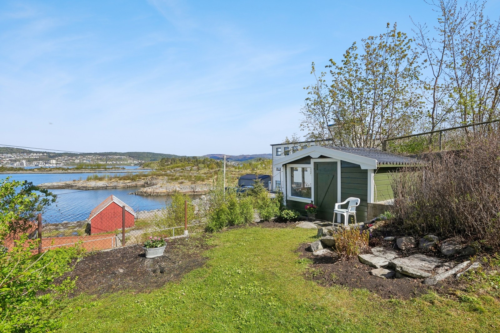Tomten på 1248 kvm er pent opparbeidet med gressplen og beplantning mot nord og syd. Galleribilde