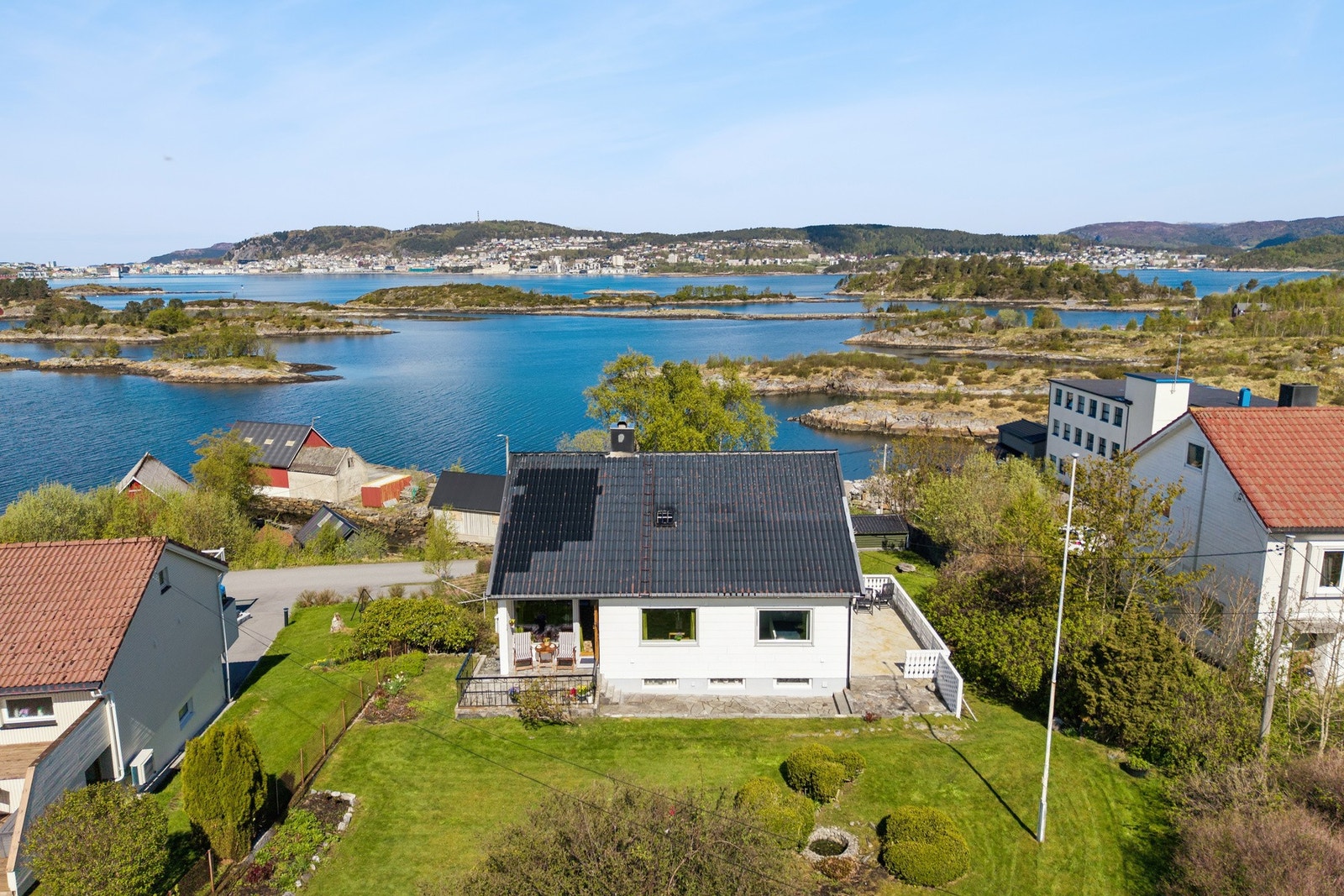 Eneboligen ligger på en meget attraktiv utsiktstomt - Galleribilde