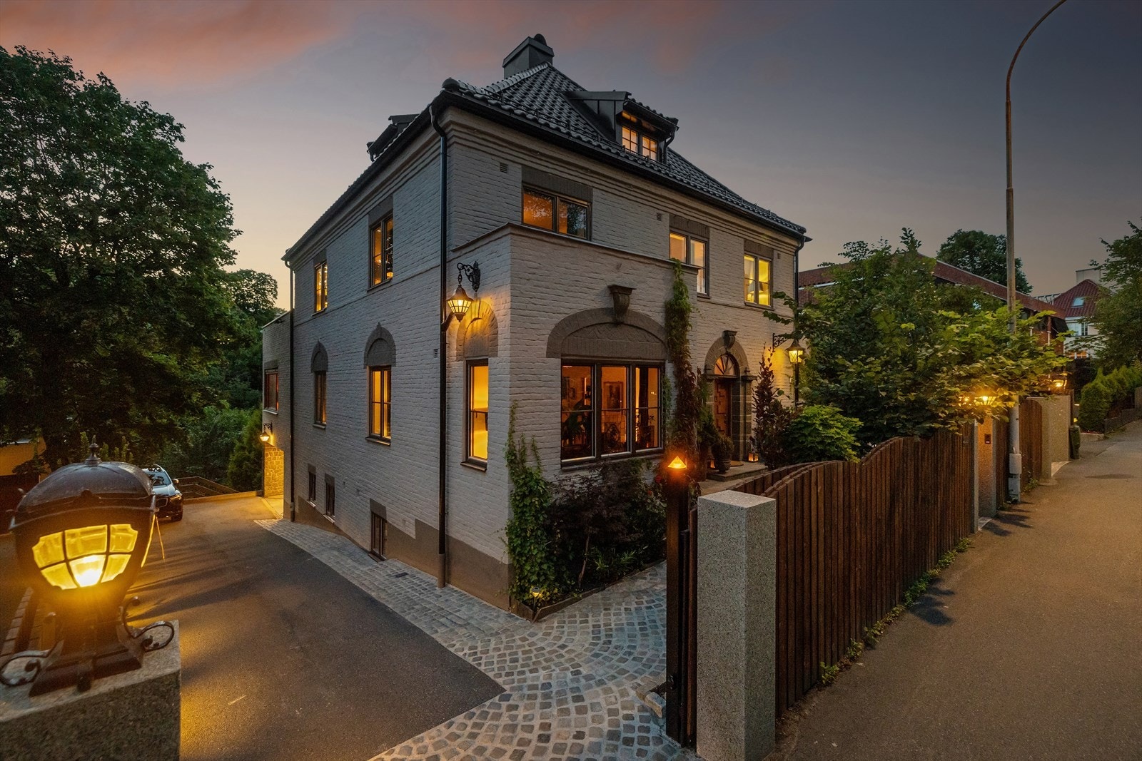 Villaen strekker seg over fire plan og er meget innholdsrik, med blant annet takterrasse på ca. 75 kvm med pergola samt tre balkonger/terrasser Galleribilde