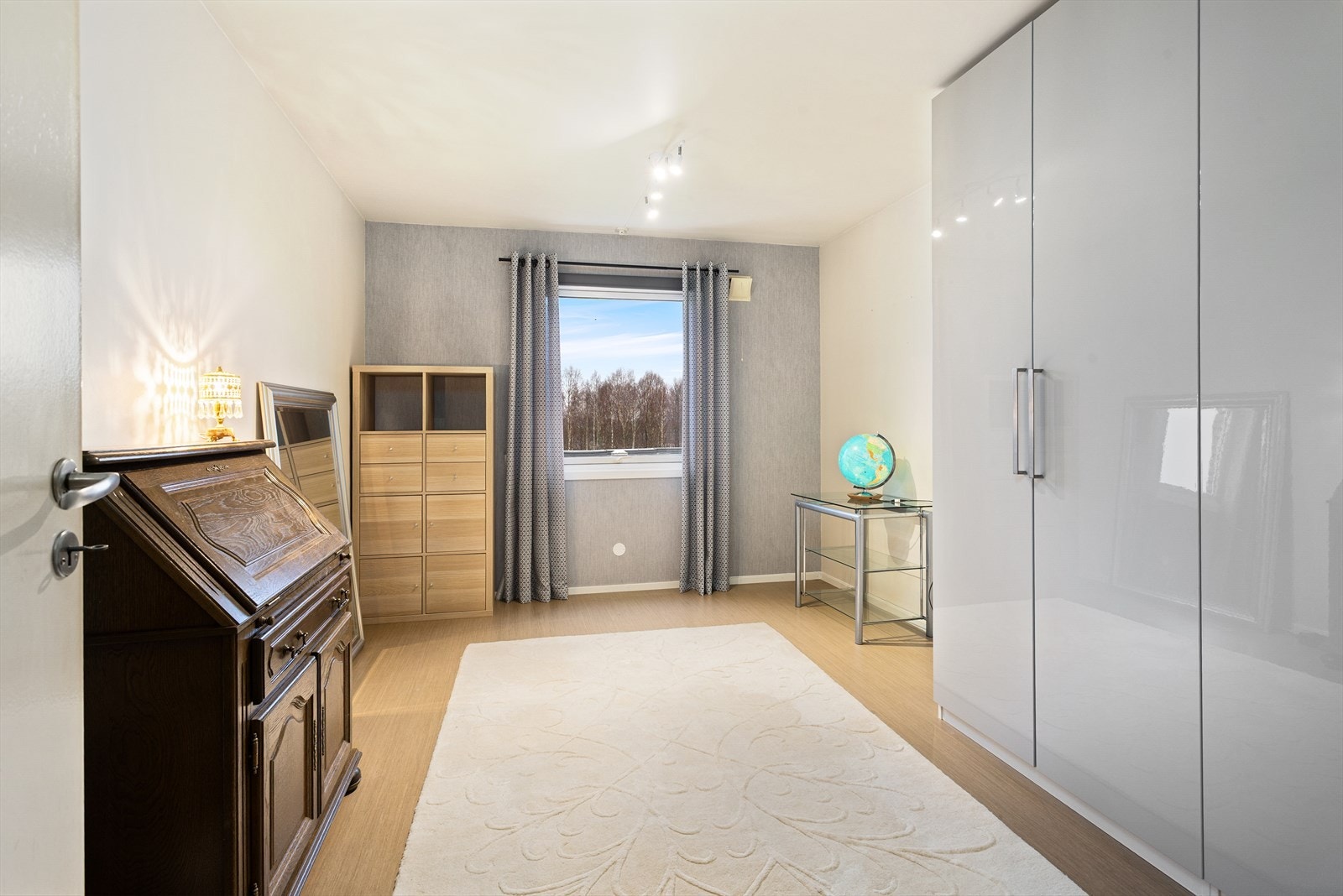 Lys soverom med god plass til stor seng. Vegg-til-tak IKEA-garderobeskap Galleribilde