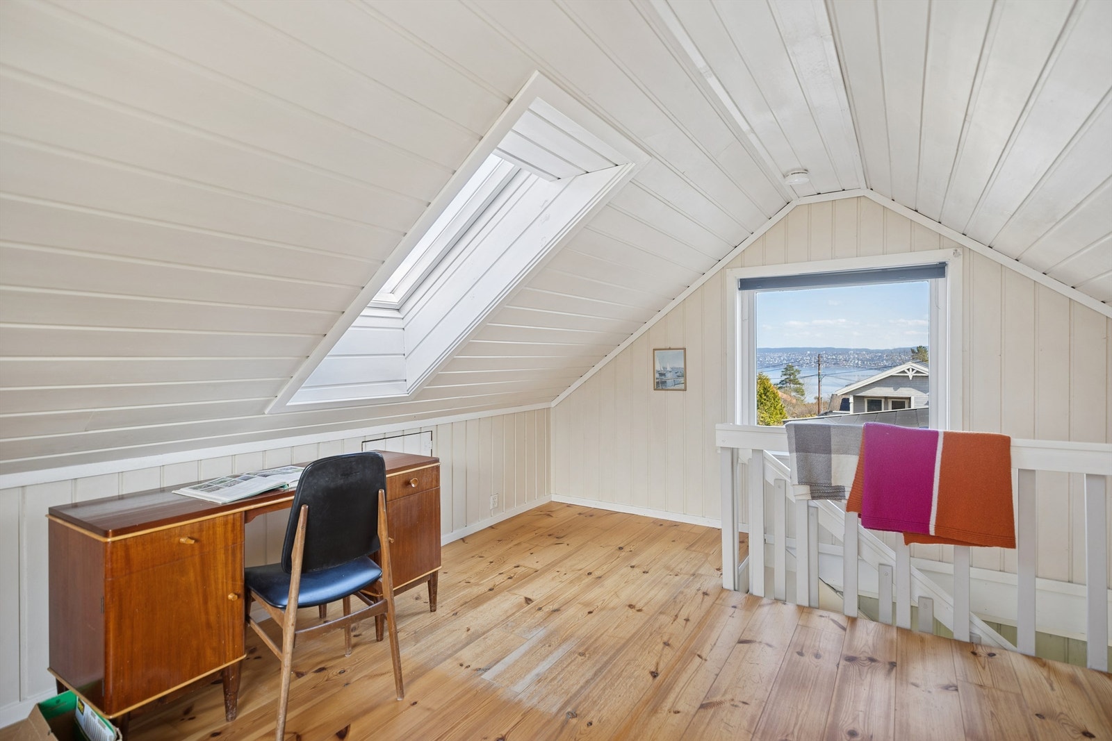 Boligen har også en lys og trivelig loftstue med takvinduer som gir godt gjennomlys og en behagelig atmosfære. Loftstuen er ikke godkjent til varig opphold. Galleribilde