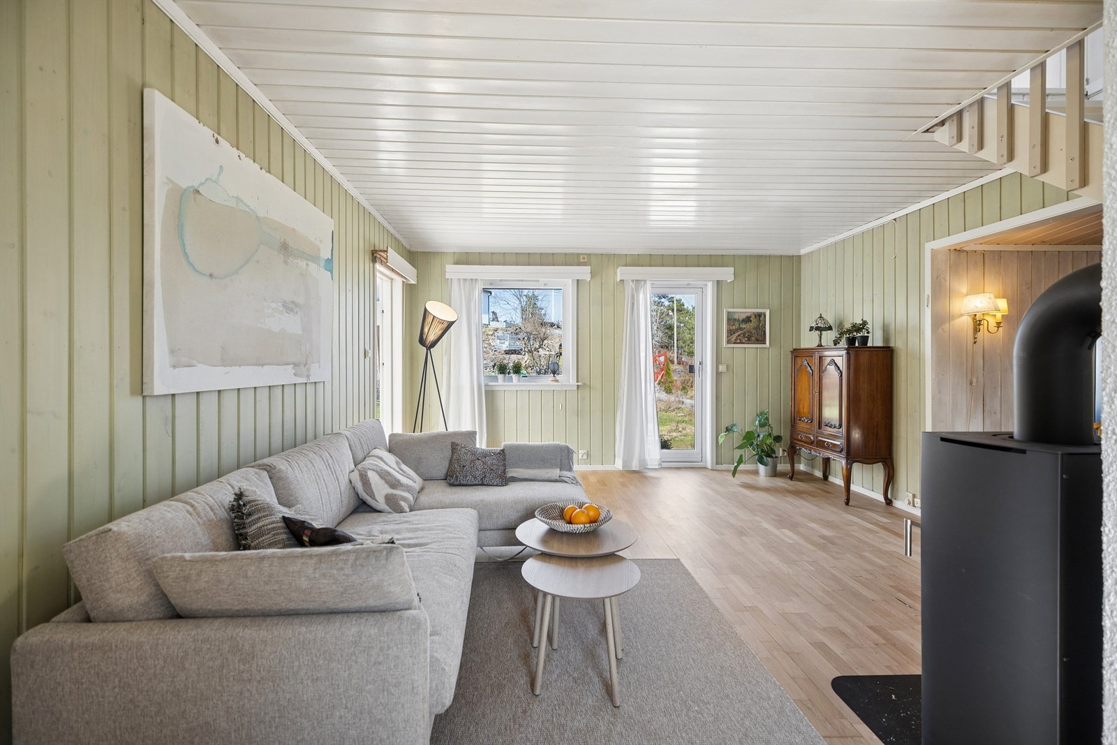 Stuen har parkettgulv og vedovn, som skaper en lun og behagelig atmosfære, i tillegg er det montert varmepumpe. Galleribilde