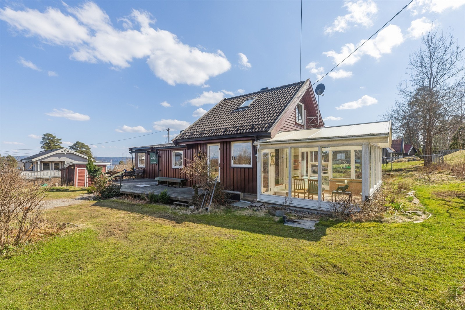 Idyllisk eiendom med gressplen, beplanting og frukttær. Foto: Per Oscar Skjellnan v/Efkt Galleribilde