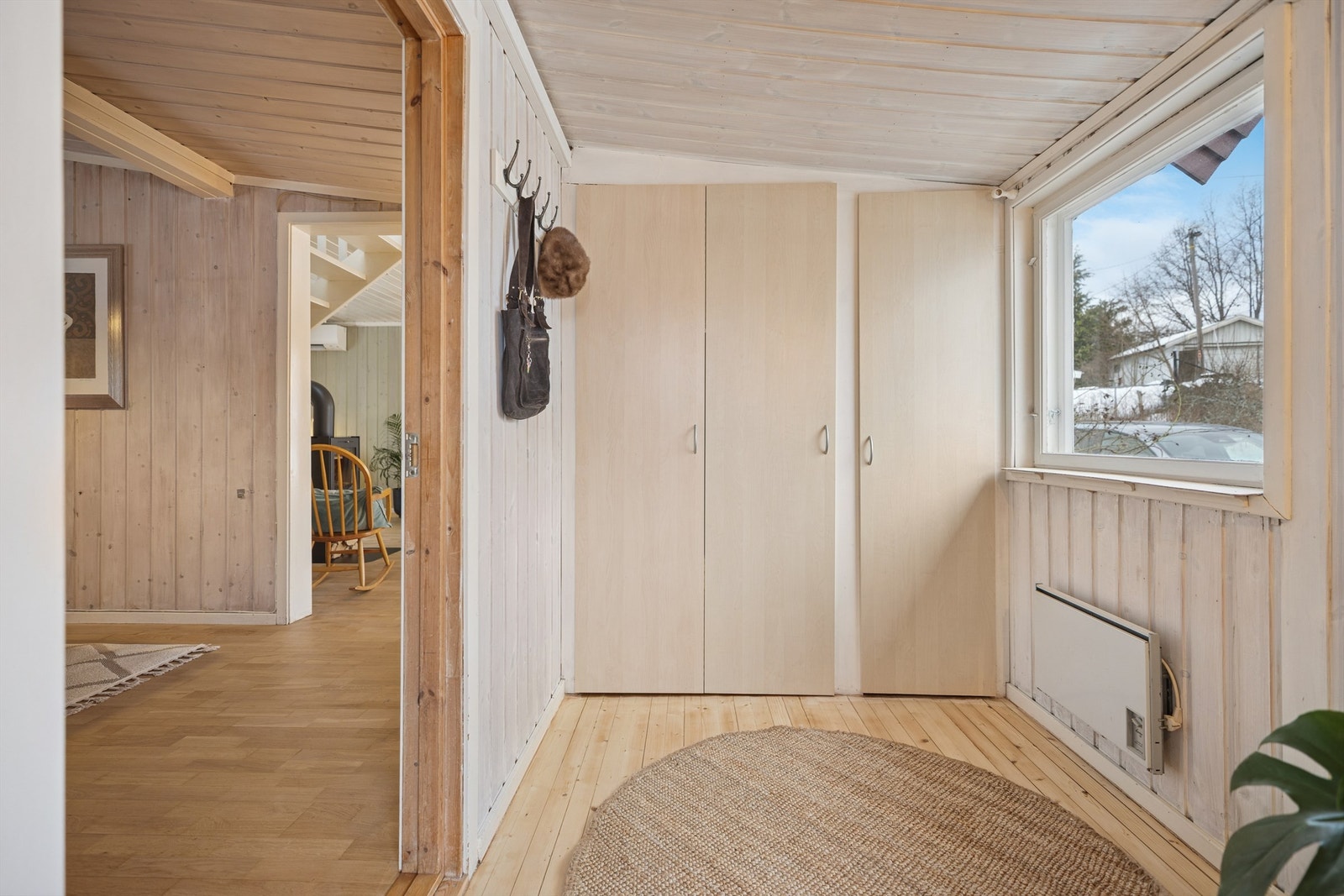 Entré med tregulv og god plass for oppbevaring av yttertøy og sko i plassbygde skap. Galleribilde