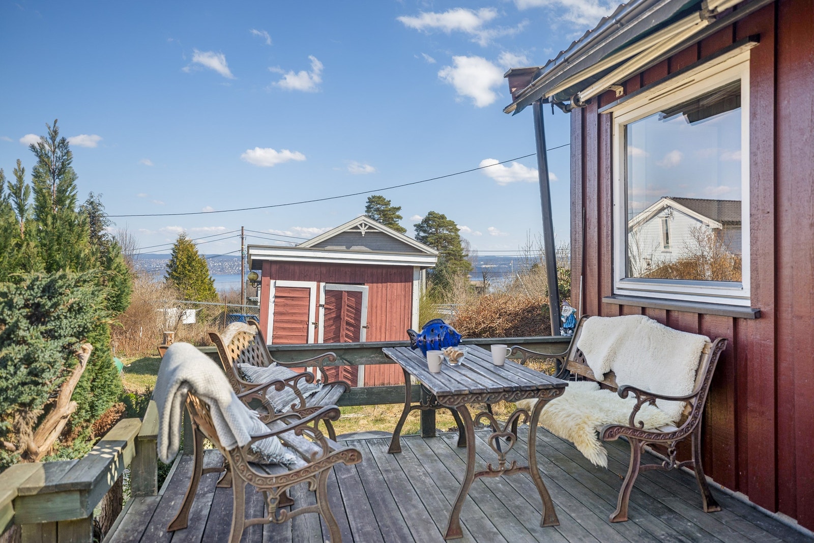 I tillegg har stua utgang til en deilig terrasse på hele 34 kvm. Med fine lys- og solforhold og et glimt av sjøen, ligger alt til rette for å nyte sommerdagene til fulle. Galleribilde