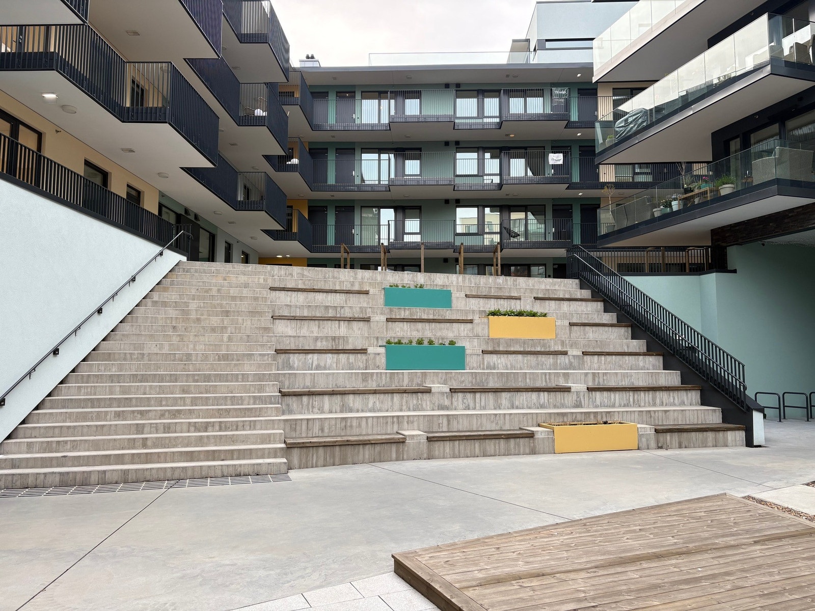 Trapp i uteområdet som kan benyttes til sitteplasser Galleribilde