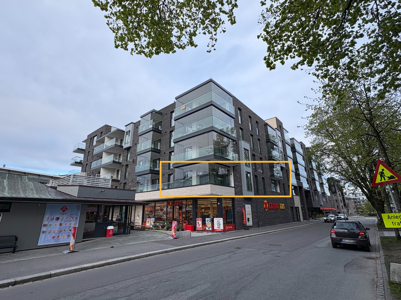 Leiligheten ligger i høy 2.etg. og er rammet inne her på bildet Galleribilde