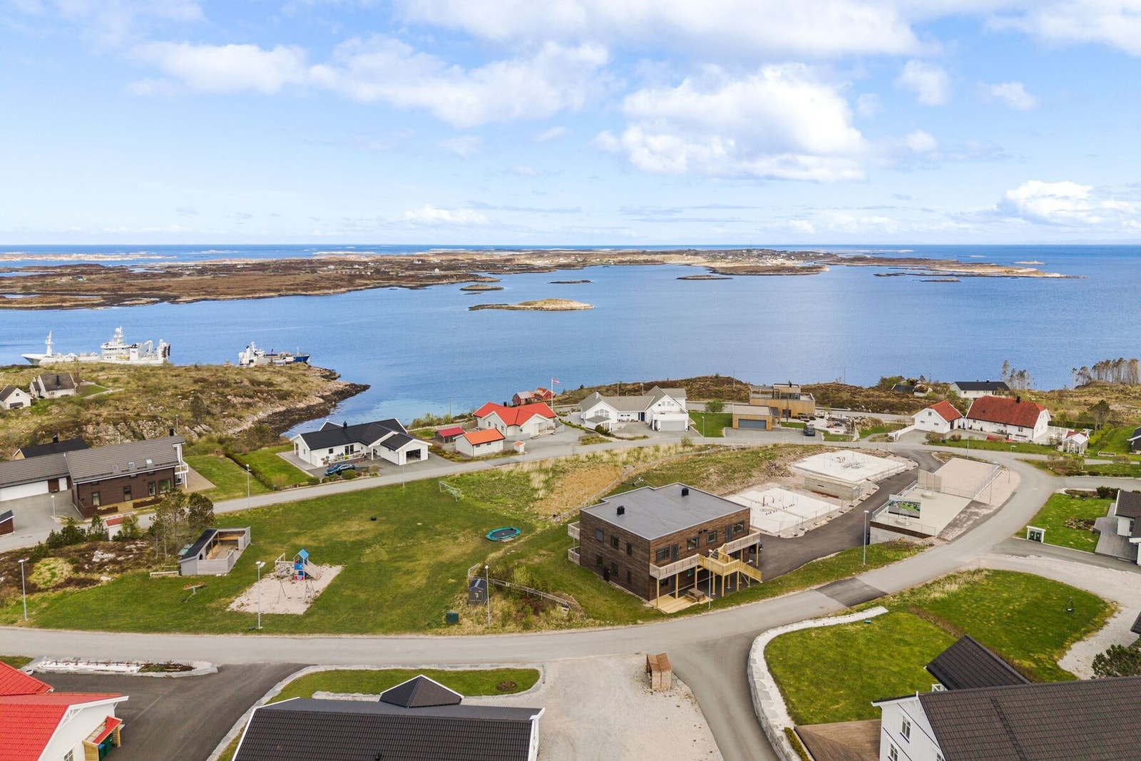 Leiligheten har nærhet til sjøen og byr på flott utsikt Galleribilde