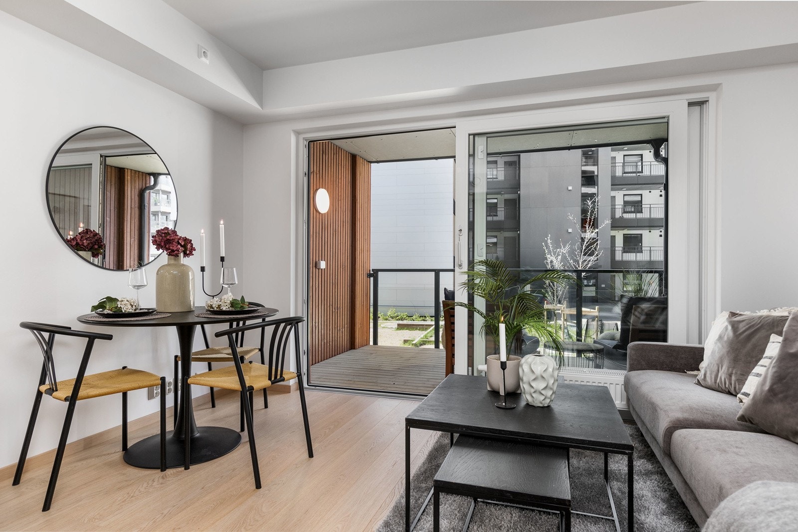 Gulvet er belagt med flott 1-stavs hvitpigmentert eikeparkett, som er gjennomgående for de øvrige oppholdsrom Galleribilde
