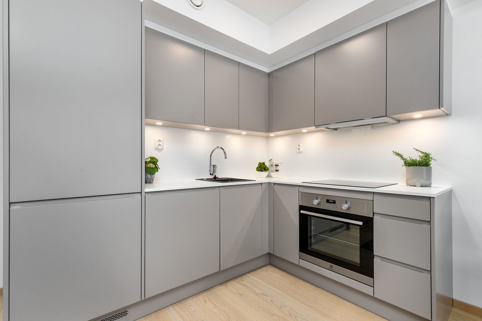 Kjøkkenet er utformet i vinkel, og har rikelig med skap og benkeplass. Integrert kjøl/frys, ovn, oppvaskmaskin, steketopp og ventilasjon. Galleribilde