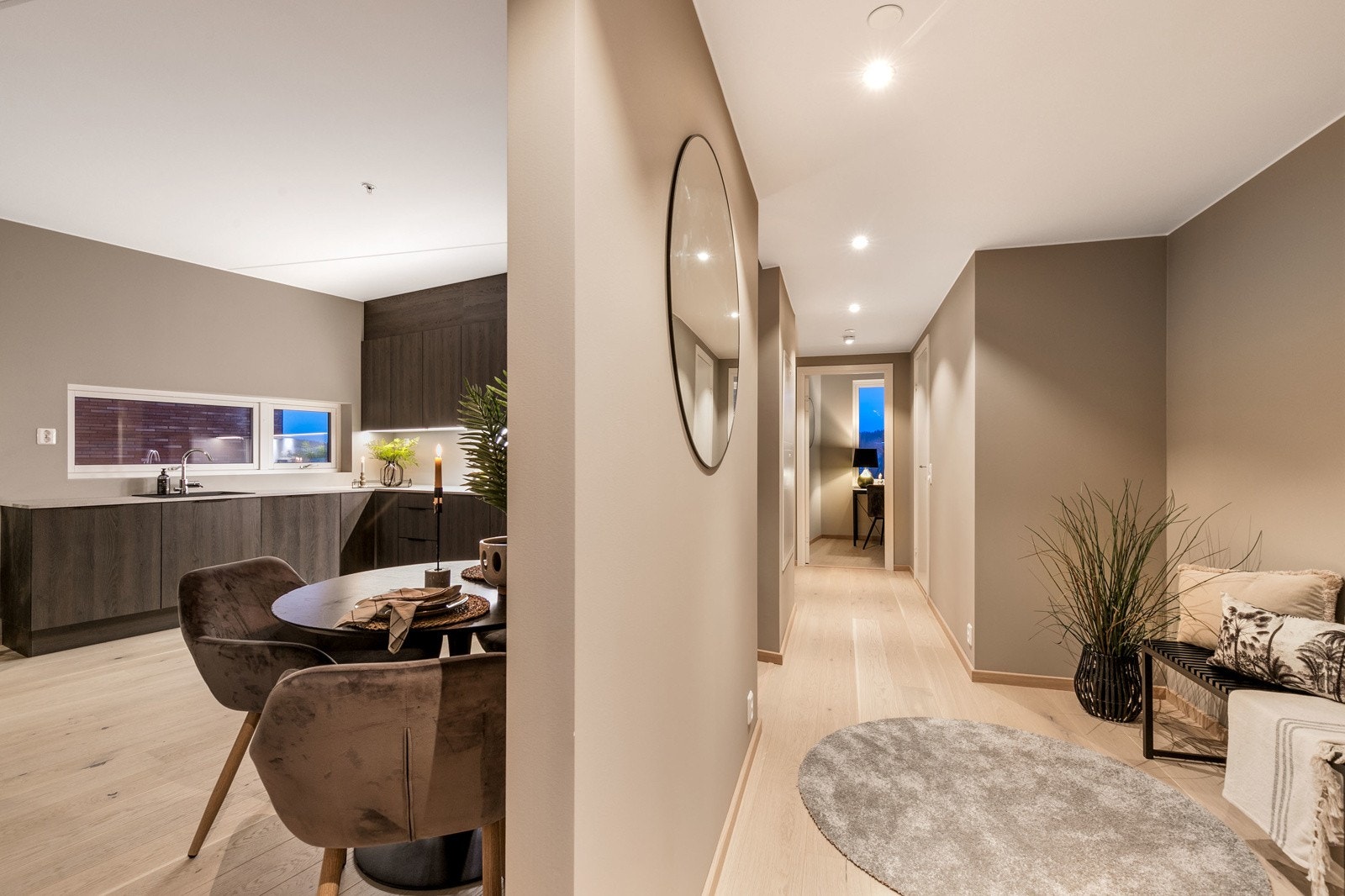 Flott entré med avsatt plass til garderobe. Bilde fra leilighet 508 Galleribilde