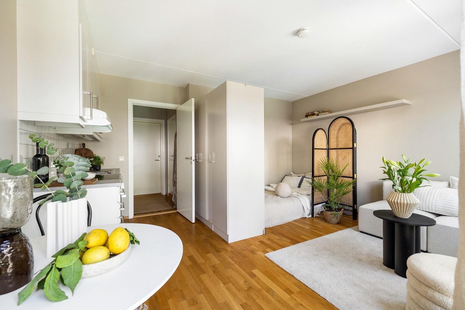 Den smarte rominndelingen gir en naturlig og skjermet plass for sengen, spisebord og sofa. Galleribilde
