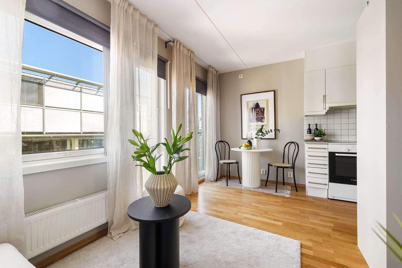 Leiligheten har en lys, åpen og sosial planløsning med gjennomgående 3-stavs eikeparkett og en takhøyde på 2,51 meter. Galleribilde