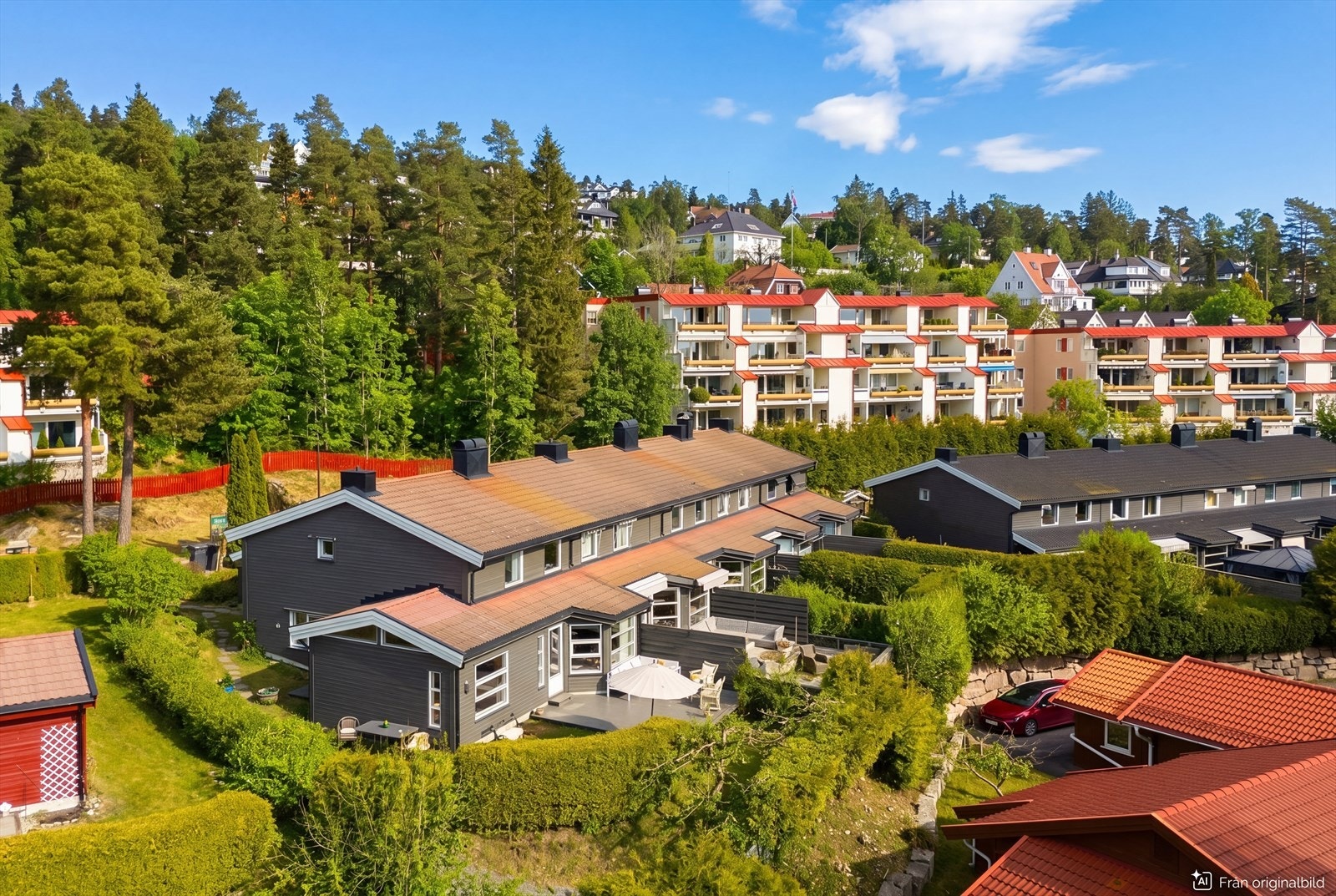 Et idyllisk og familievennlig enderekkehus over to plan beliggende i et barnevennlig boligområde i nedre del av Holmenkollen ovenfor Voksen. Galleribilde