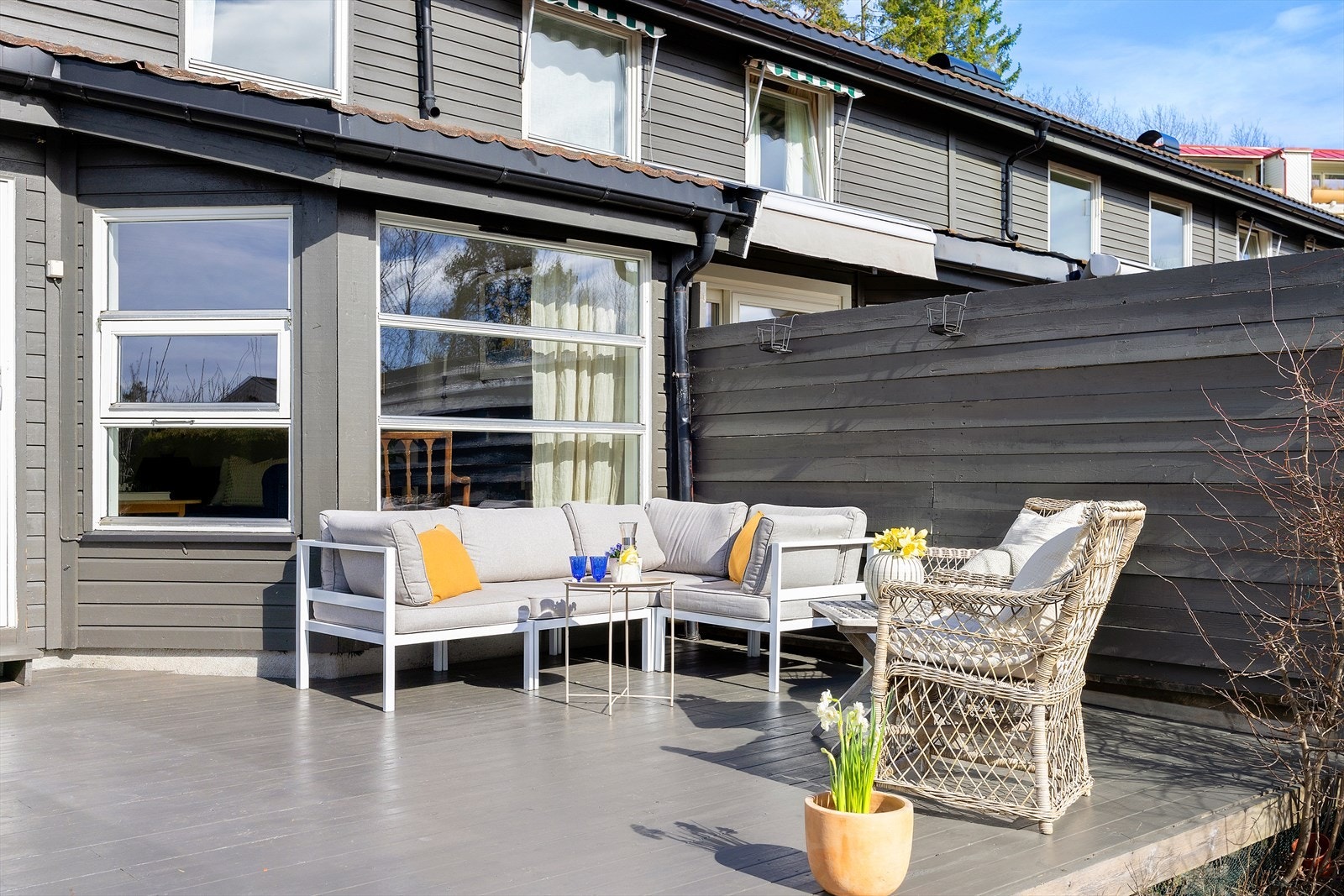 Fra stuen er det adkomst til boligens sørøstvendte markterrasse, noe som gir en fin forlengelse av oppholdsrommet i sommerhalvåret. Galleribilde
