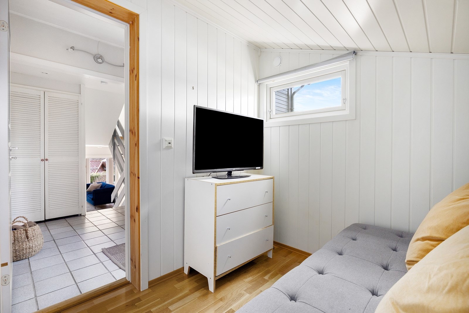 I 1. etasje finner man et allrom som gir familien ekstra boltringsplass. Dette er et fleksibelt rom som kan innredes etter behov, enten som TV-stue, lekerom, hjemmekontor eller et hobbyrom for familien. Galleribilde