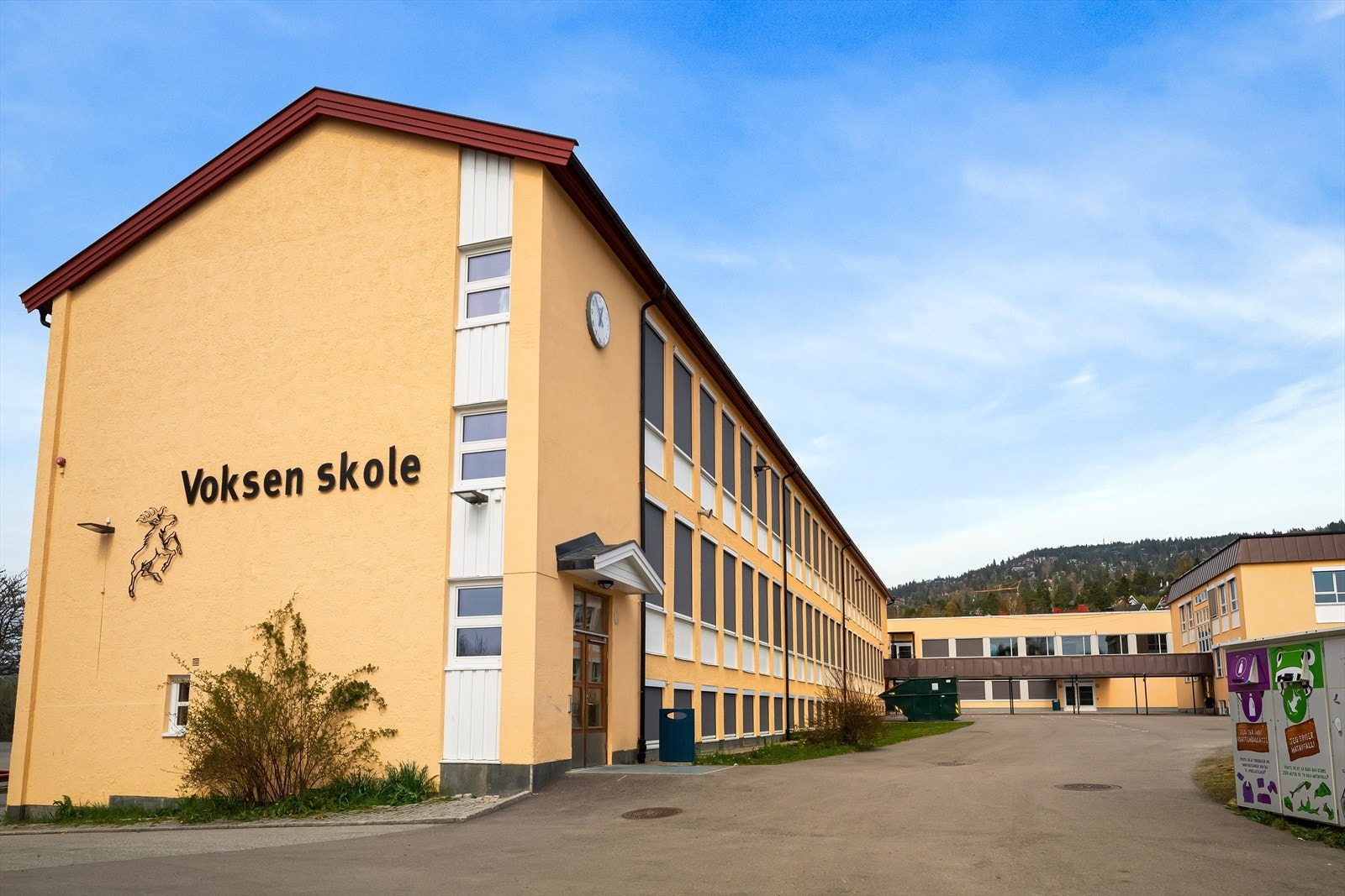 Området sogner til Voksen barneskole, med kort vei til Hovseter ungdomsskole og Persbråten videregående skole. Det finnes også flere barnehager i nærheten som blant annet Kragskogen barnehage. Galleribilde