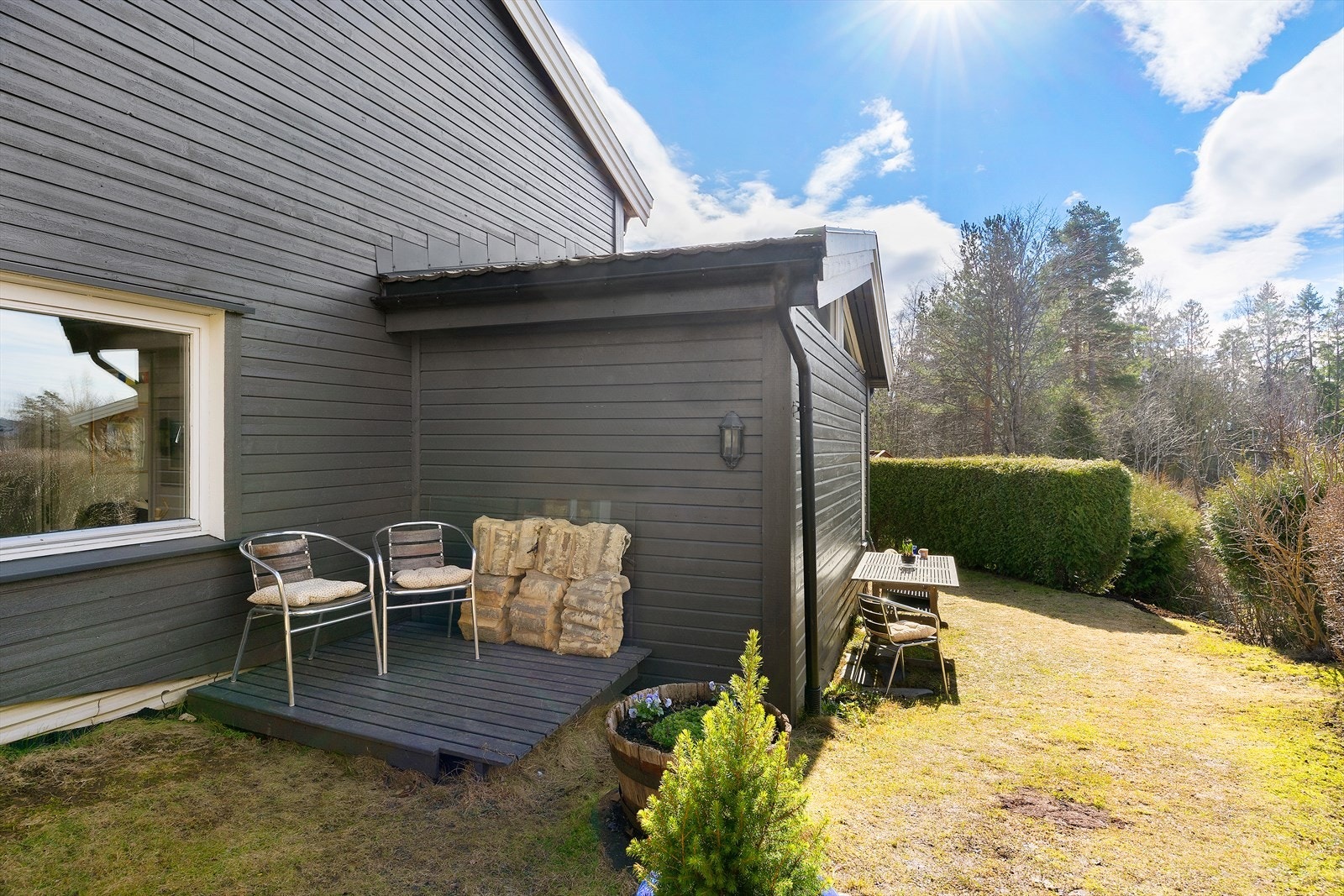 Boligen har flere uteplasser med gode møbleringsmuligheter, noe som gir fine soner for opphold gjennom hele dagen. Galleribilde