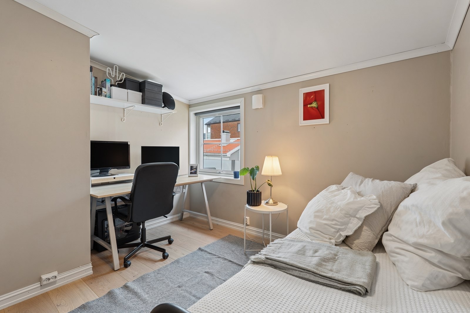 Soverom nr. 2 med plass for seng, garderobeløsning og nattbord Galleribilde