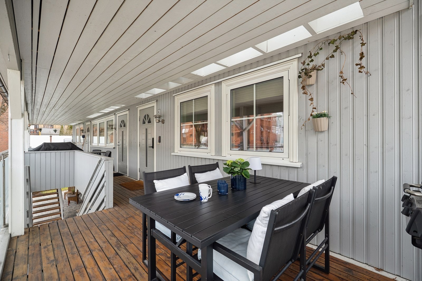 Veranda ifm. inngangsparti med plass for sittegruppe og grill Galleribilde
