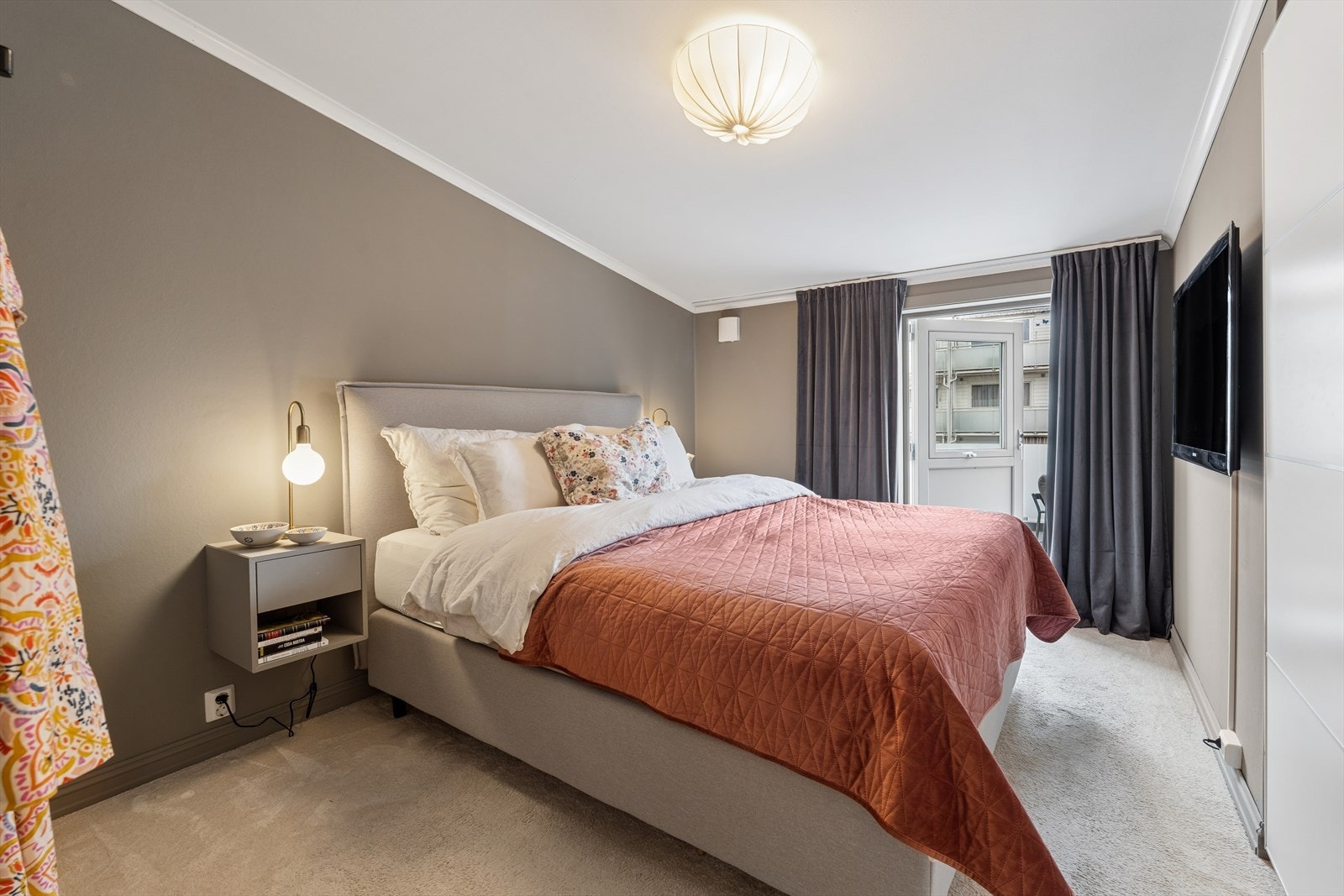 Godt soverom med skyvedørsgarderobe, vegg til vegg teppe og plass for dobbelseng og nattbord Galleribilde