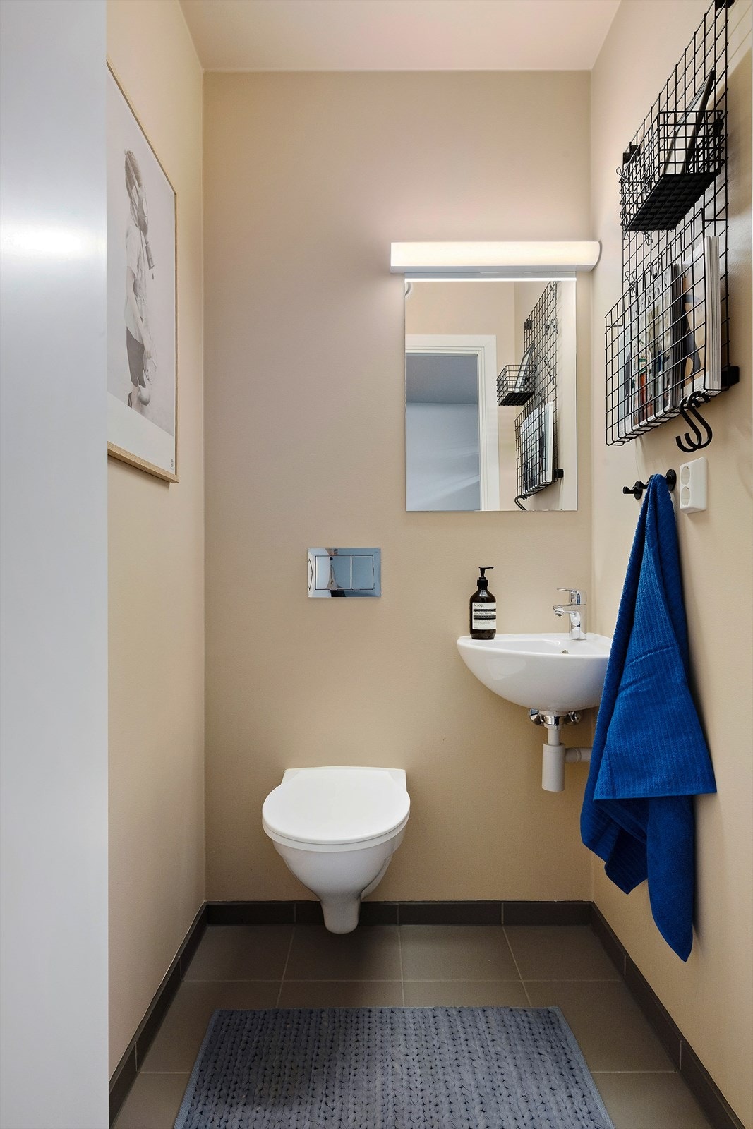 Praktisk separat WC-rom i entré med vegghengt toalett og servant, samt gulvvarme. Galleribilde