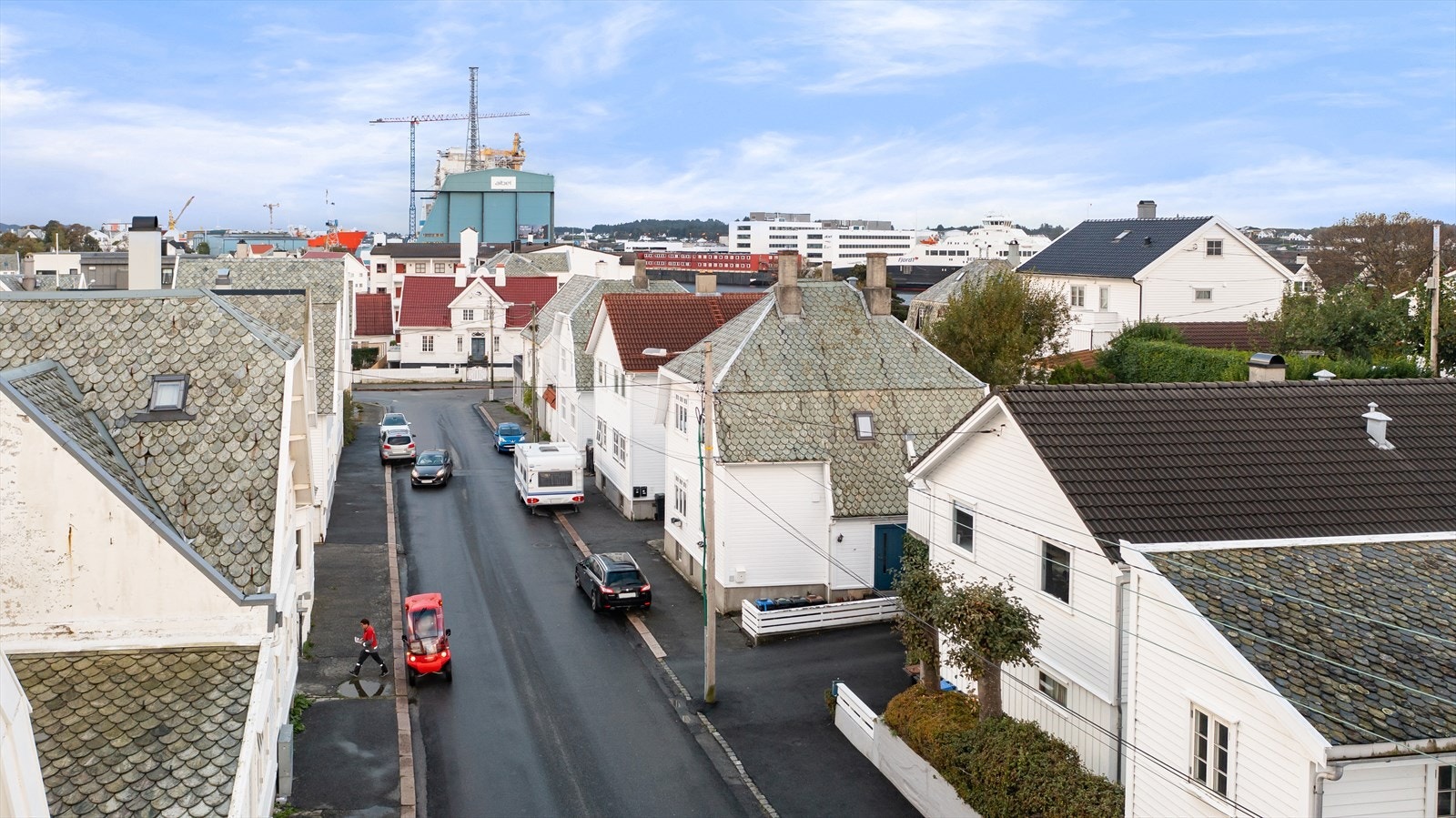 Hasseløy byr på fine turmuligheter. Det er herlig å ta en runde i nærmiljøet, gjennom koselige gater med ærverdig trehusbebyggelse og langs sjøen. Galleribilde