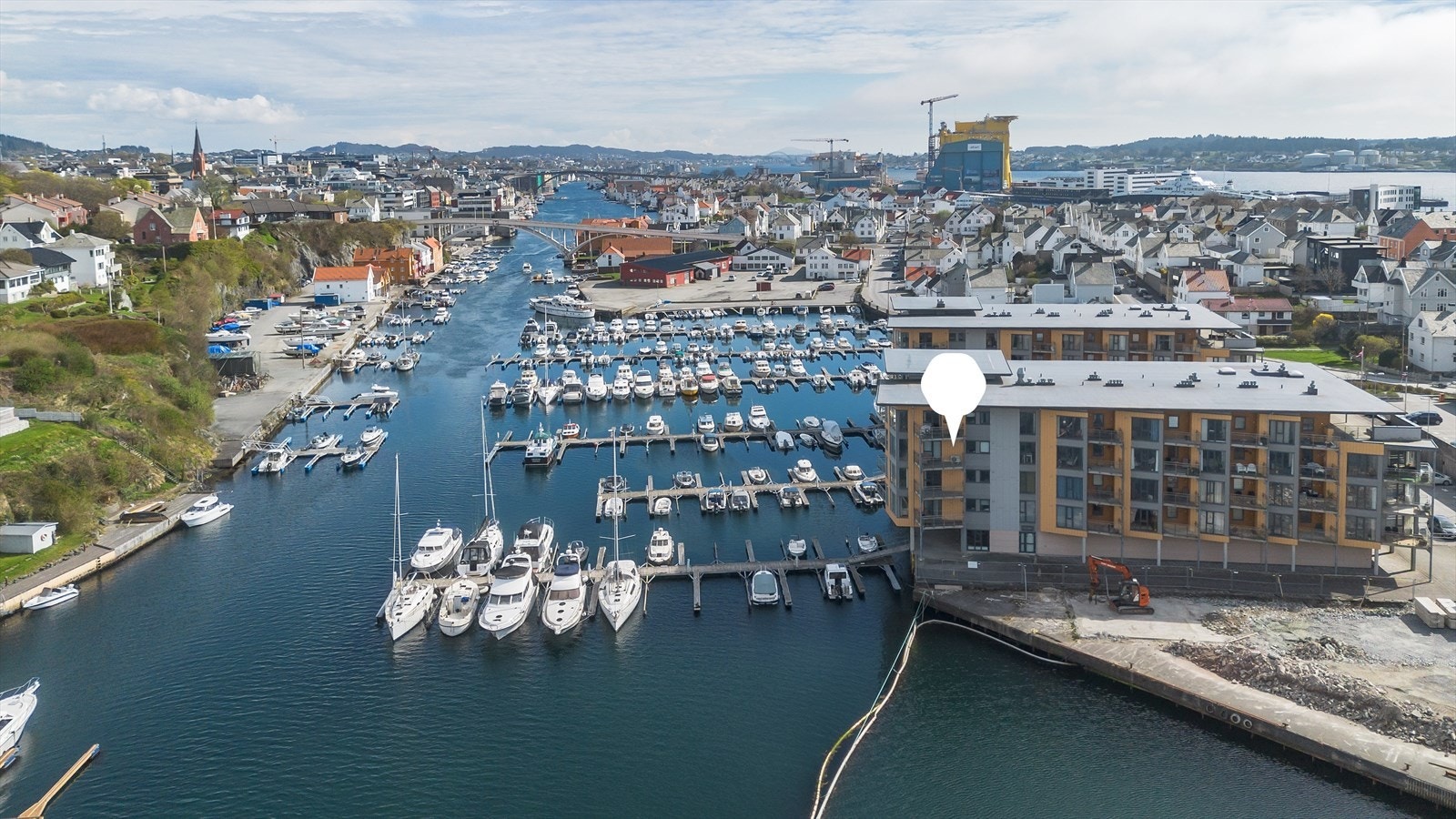 Velkommen til Holmegata 81 - En lys og tiltalende 3-roms leilighet med fantastisk beliggenhet i første rekke Smedasundet! Med leiligheten følger egen parkeringsplass i felles garasjeanlegg. Galleribilde