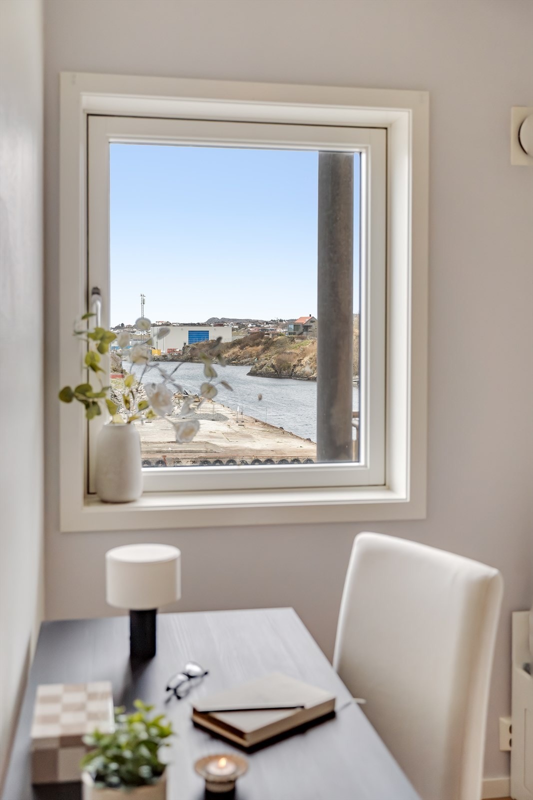 Utsikt mot sundet. Galleribilde