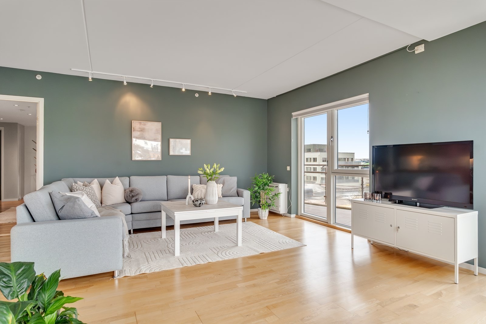 Her er god plass til sofa, spisegruppe og annet møblement. Varmepumpen sikrer et godt innemiljø og en jevn, behagelig temperatur året rundt. Galleribilde
