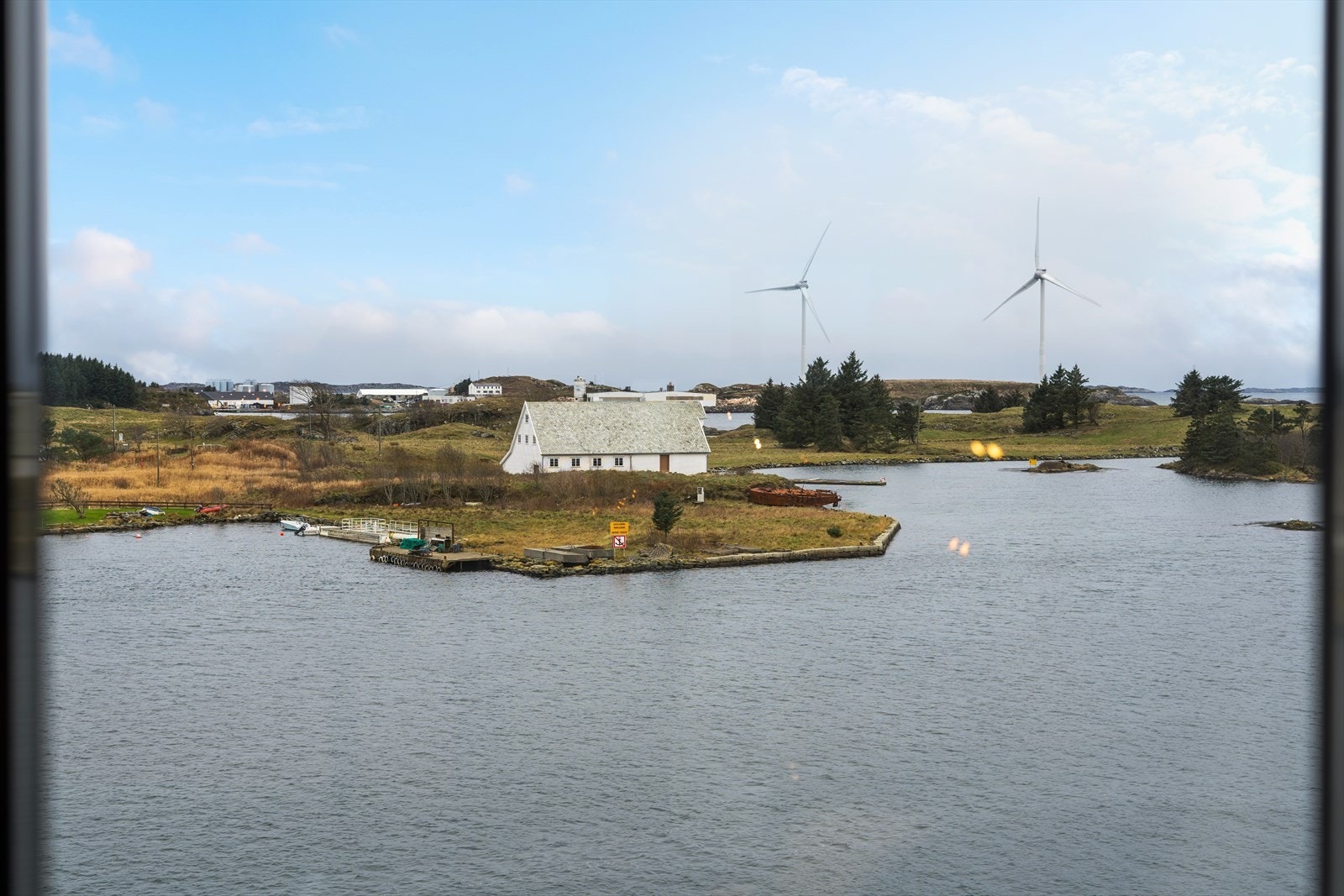 På vestsiden av øya er det strandpromenade og nydelig utsikt mot Vibrandsøy. Galleribilde