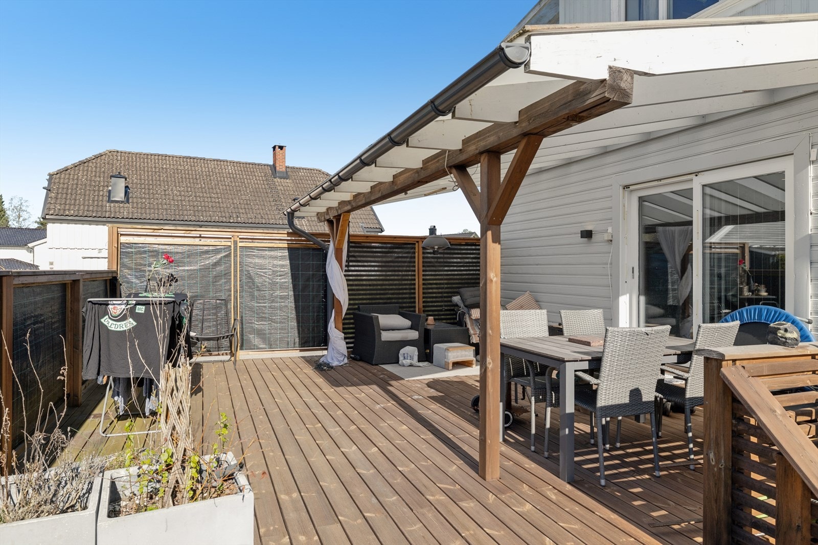Romslig terrasse - dels overbygget -med plass til utemøbler og hyggelige uteplasser. Galleribilde