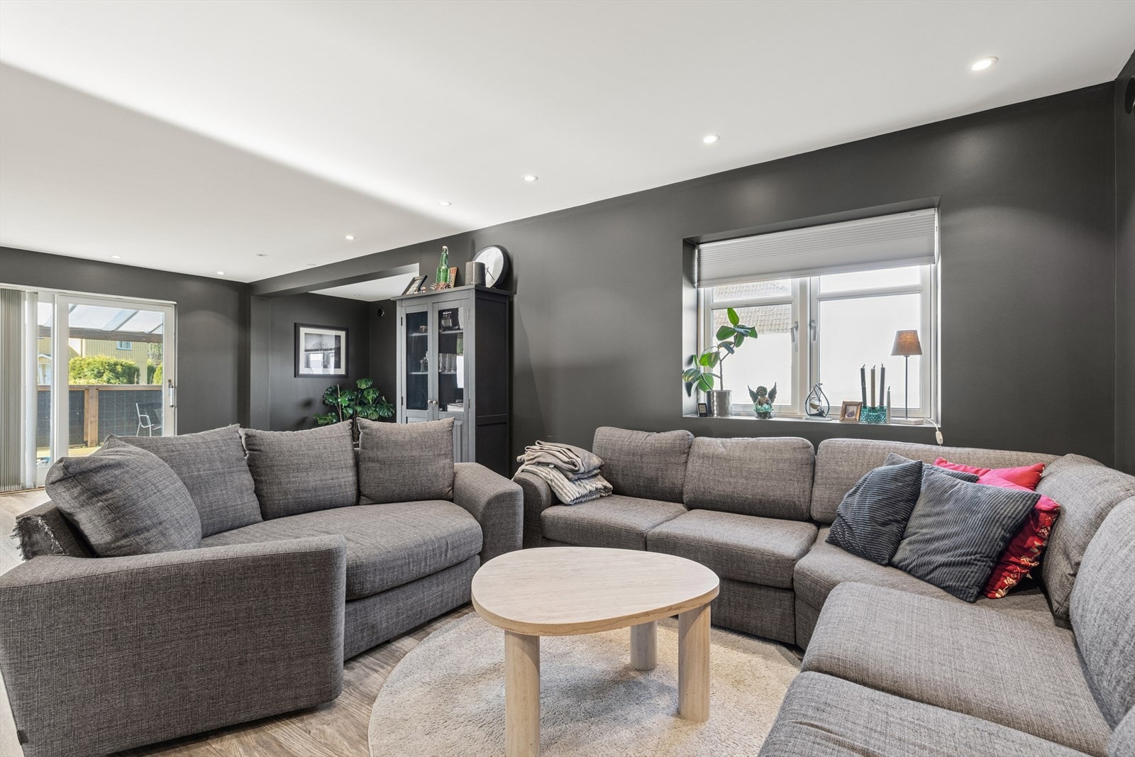 Stue med god plass til en romslig sofa og sittegrupper. Galleribilde