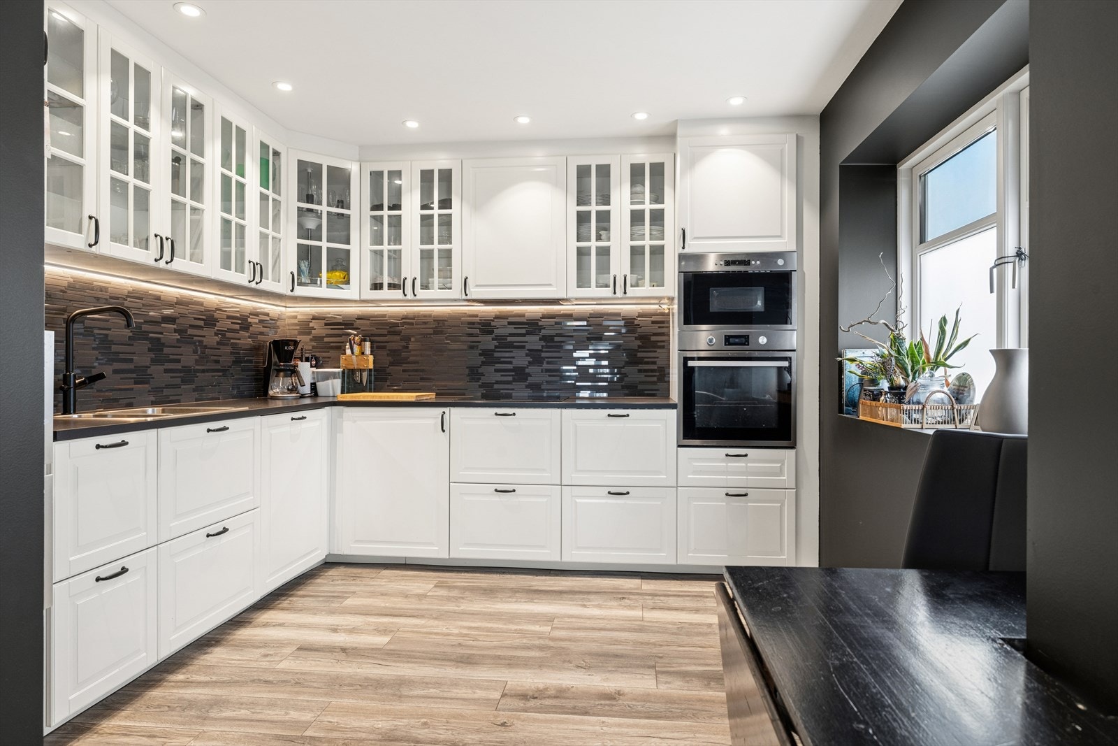 Kjøkken i 1 etg med profilerte MDF-fronter, laminert benkeplate og benkebeslag i stål. Galleribilde