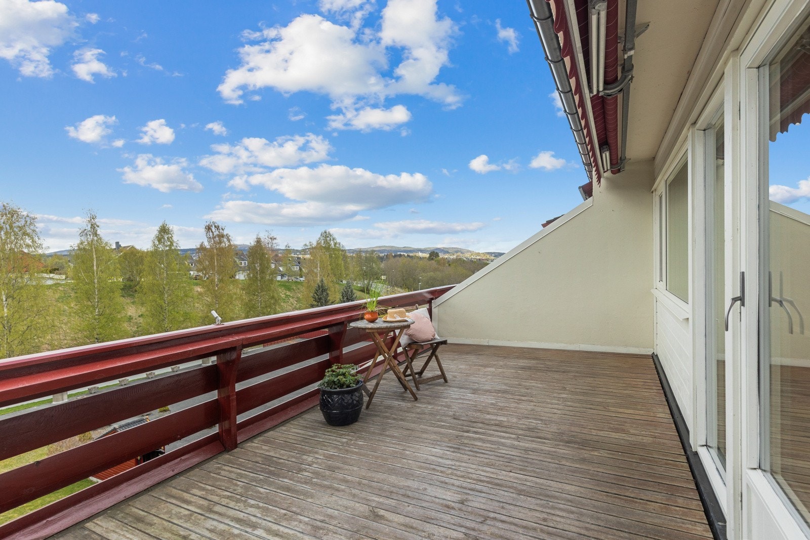 En meget solrik terrasse med gode utsiktsforhold. Galleribilde