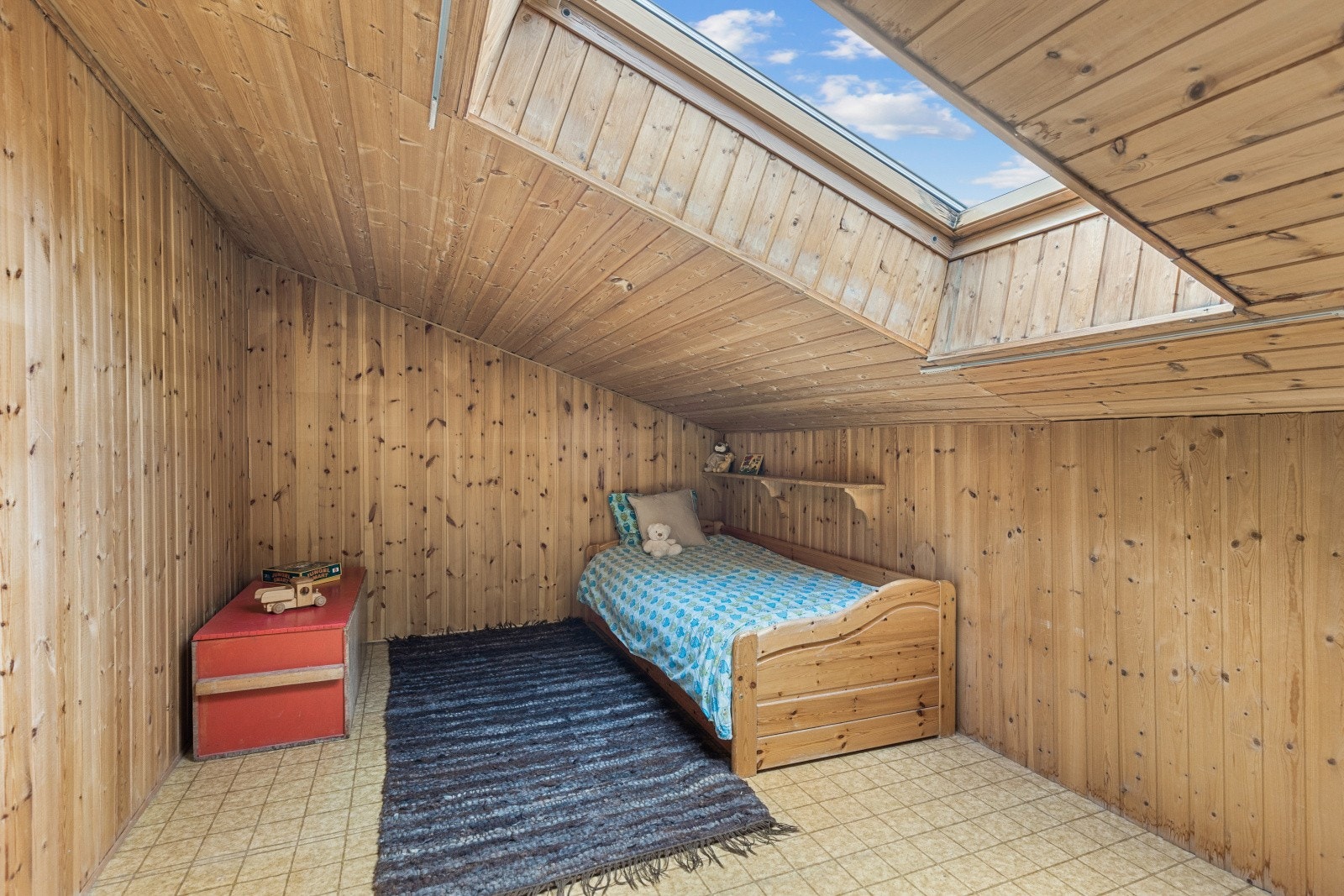 Loftsetasjen har Velux-takvindu på boden som gir godt med dagslys. (Rommet er ikke godkjent for varig opphold.) Galleribilde