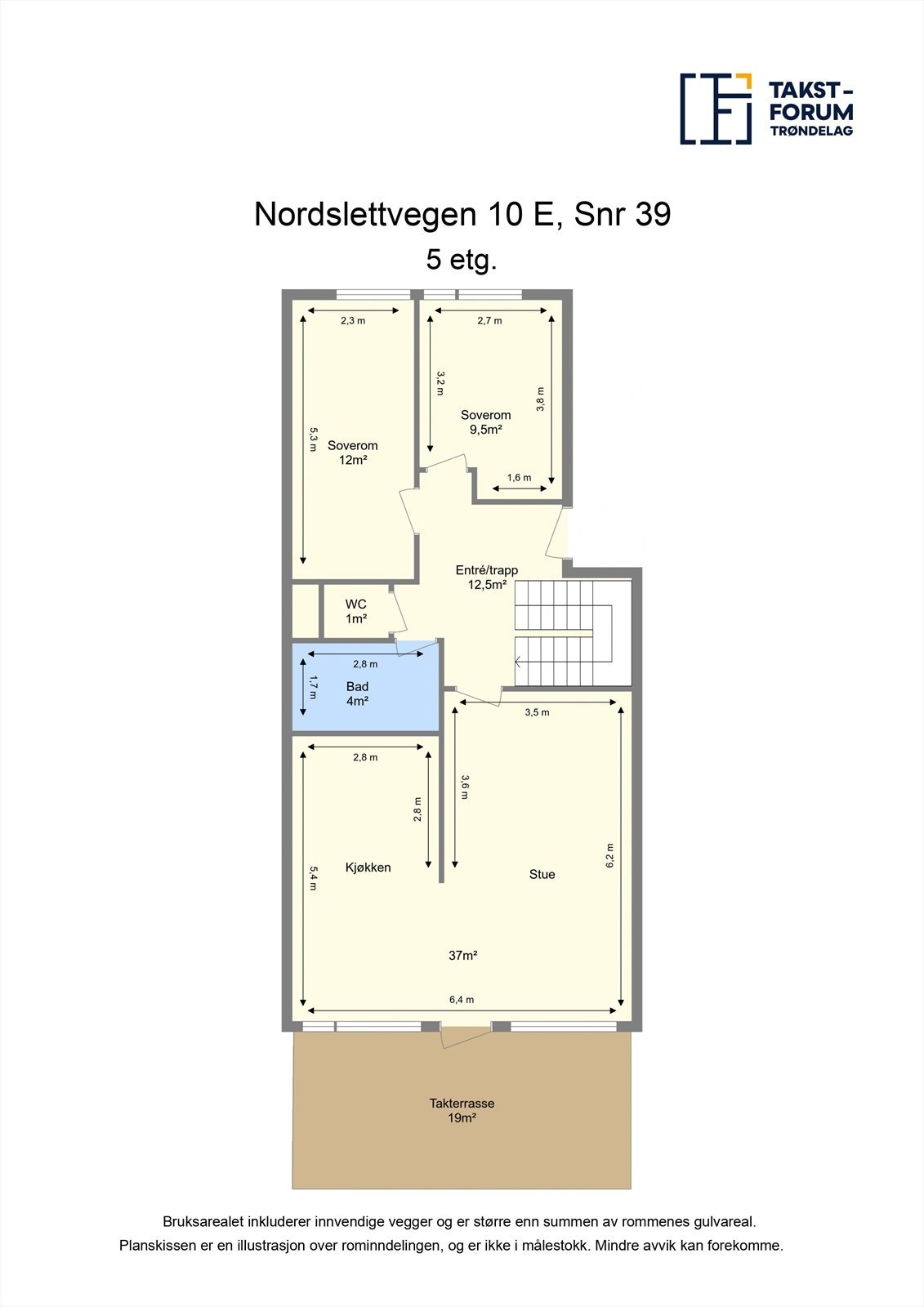 Planløsning for hovedetasjen, som inneholder stue med åpen kjøkkenløsning, to soverom, bad og WC. Galleribilde