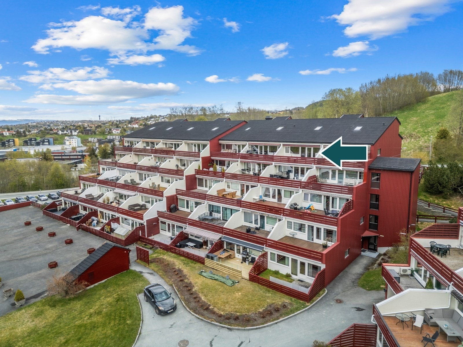 Leiligheten ligger ettertraktet til i toppen av terrassehuset med vidstrakt utsikt og svært gode solforhold. Galleribilde