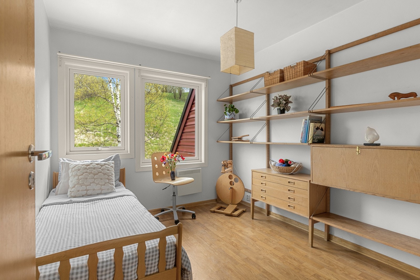Leiligheten har totalt fire soverom, to i hver etasje. Galleribilde