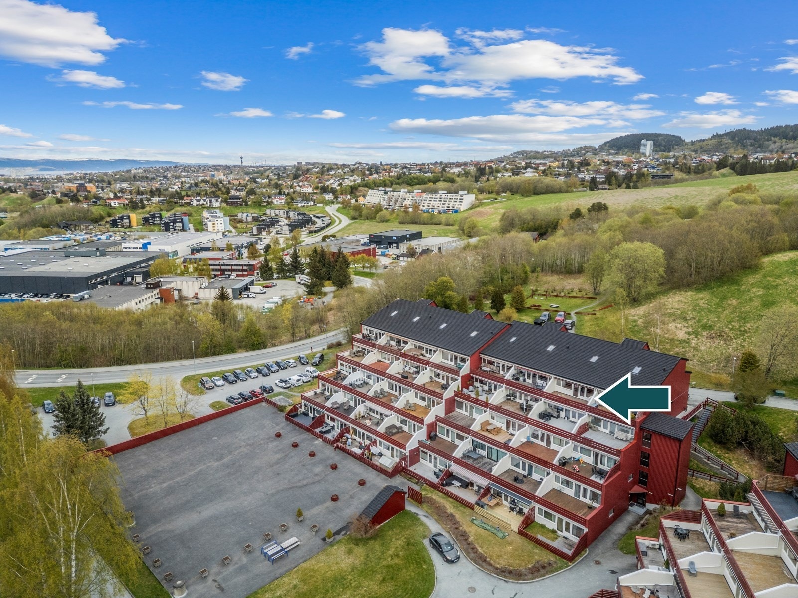 En toppleilighet over to plan med en stor terrasse på 19 m². Dette er et oppussingsobjekt som gir en flott mulighet til å skape et hjem etter egne ønsker. Galleribilde