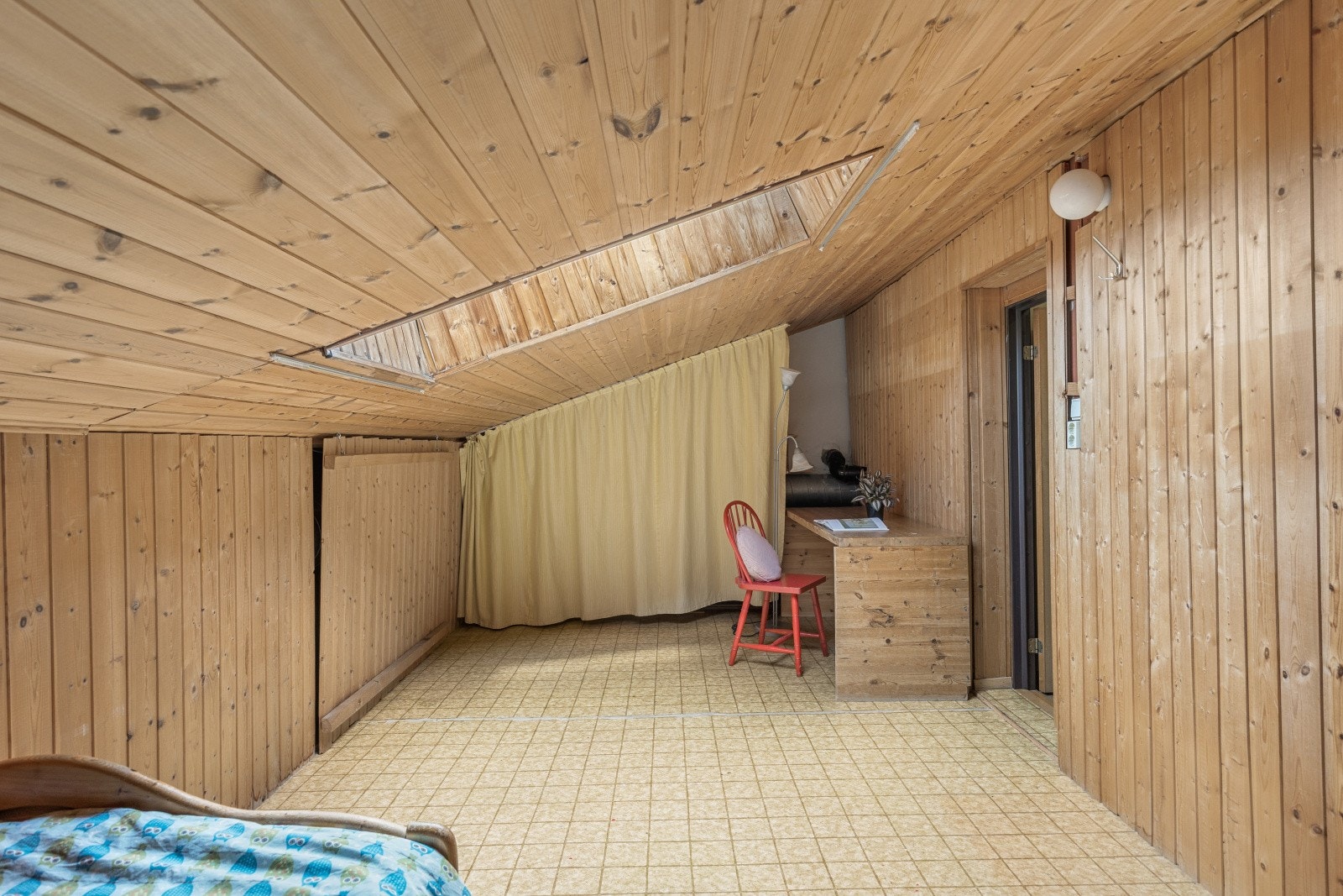 To praktiske boder for lagring ligger side om side. Galleribilde