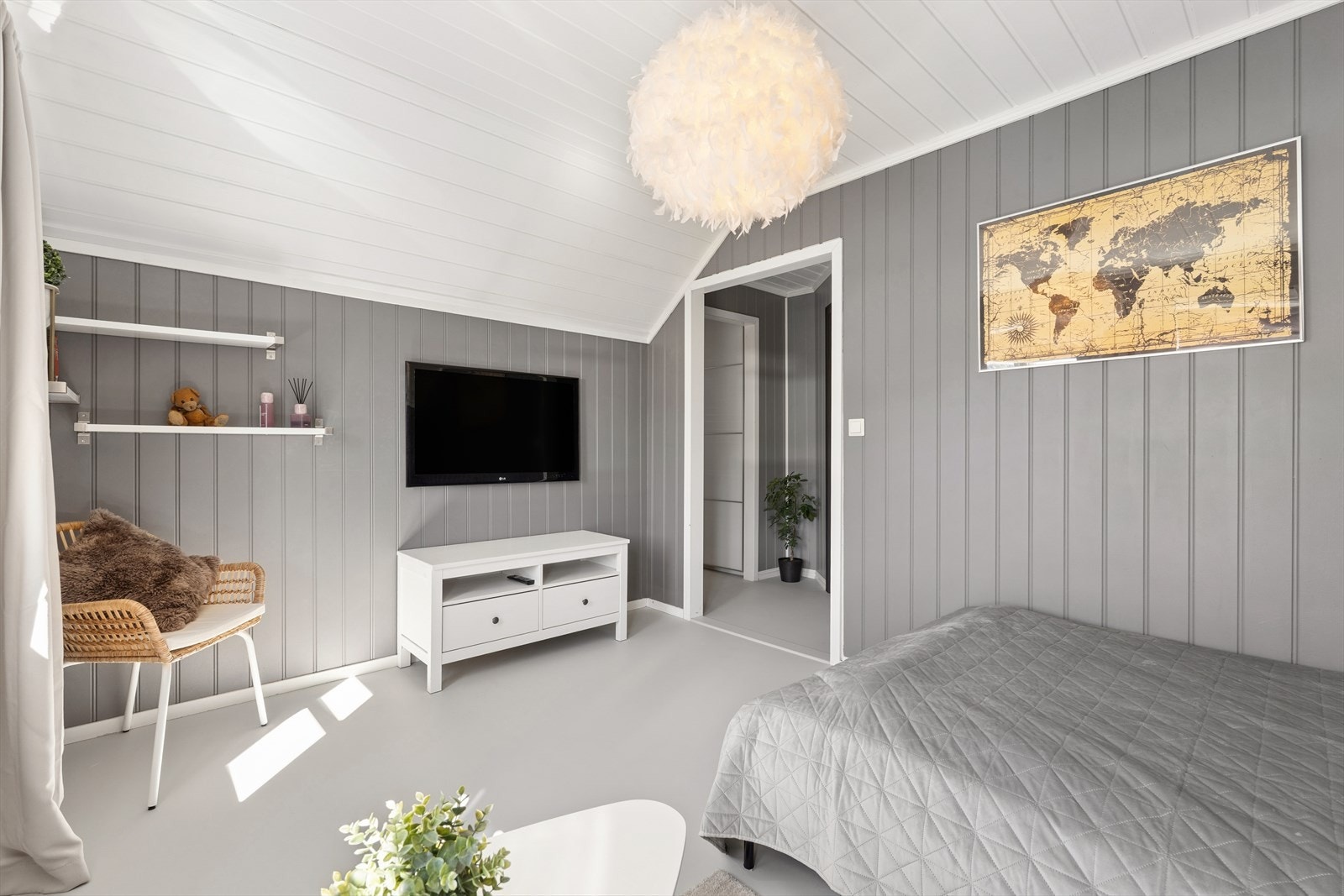 I 2. etasje finner man fire av soverommene, disse er av god størrelse med plass til seng, garderobeskap og kommode. Galleribilde