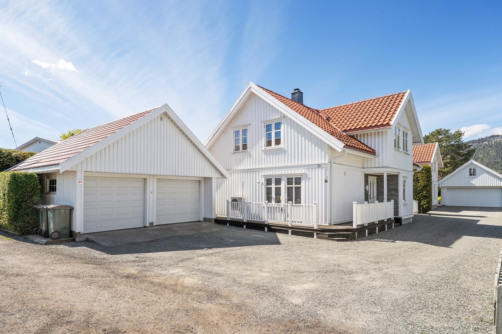 En lys og moderne enebolig over to plan med et flott uteområde, gode solforhold og dobbeltgarasje. Galleribilde