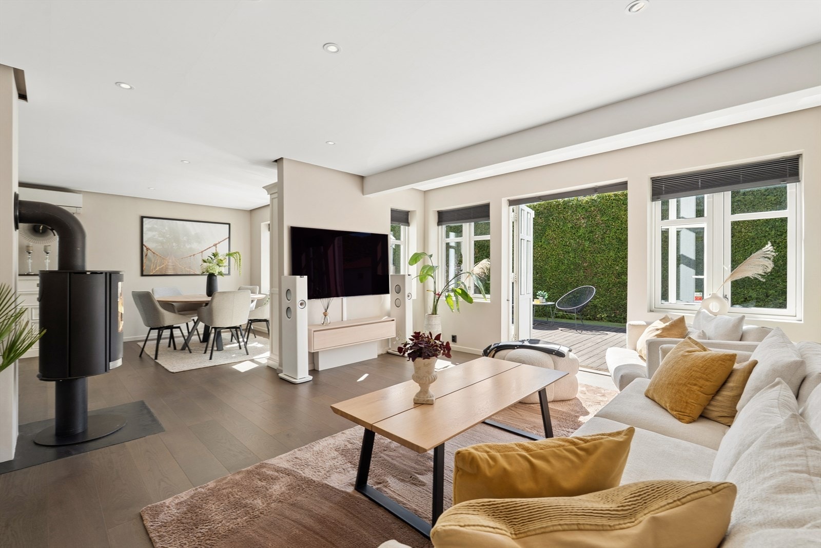Store vindusflater slipper inn rikelig med naturlig lys og bidrar til en luftig og innbydende atmosfære. Galleribilde