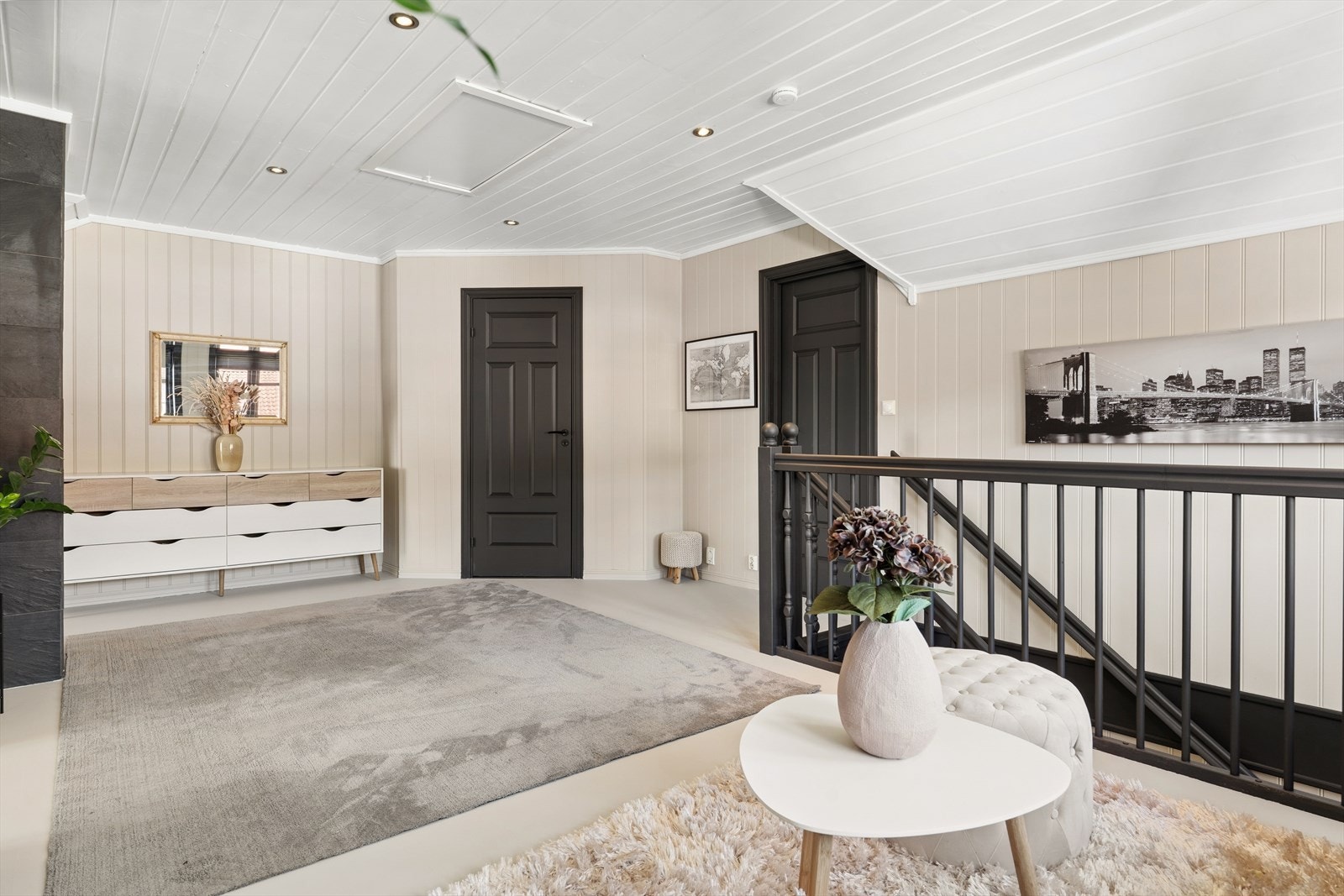 Når man kommer opp trappen til 2. etasje møtes man av en innbydende loftstue som fungerer som et naturlig samlingspunkt og binder sammen etasjens øvrige rom. Galleribilde