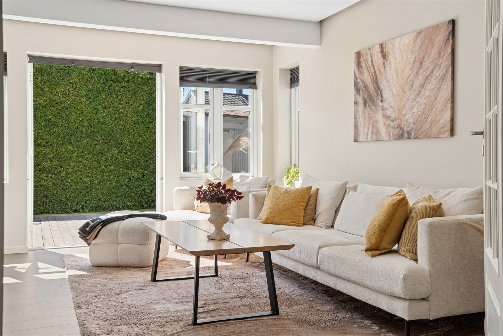 Stuen fremstår som lys, romslig og moderne, med gjennomgående lyse stilrene fargevalg. Listefrie løsninger mot både vinduskarmer og tak som gir et elegant og helhetlig uttrykk. Galleribilde