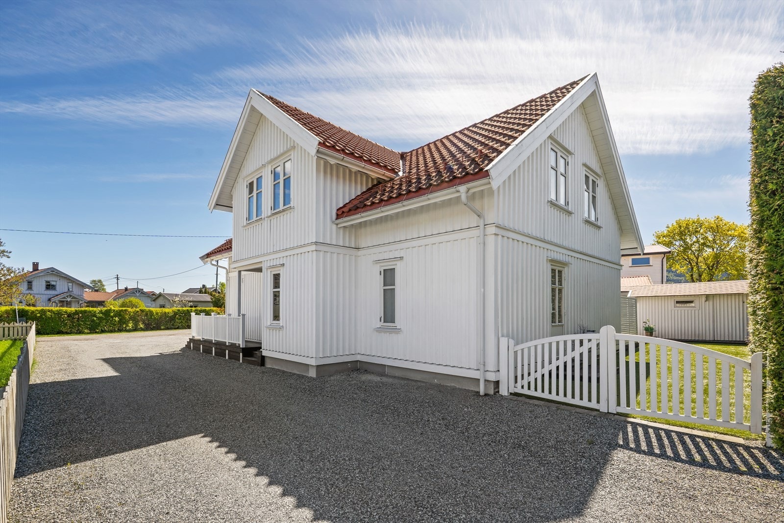 Her får man en stor enebolig med god plass til storfamilien med en avskjermet, solrik uteplass som er unik om sommeren. Galleribilde