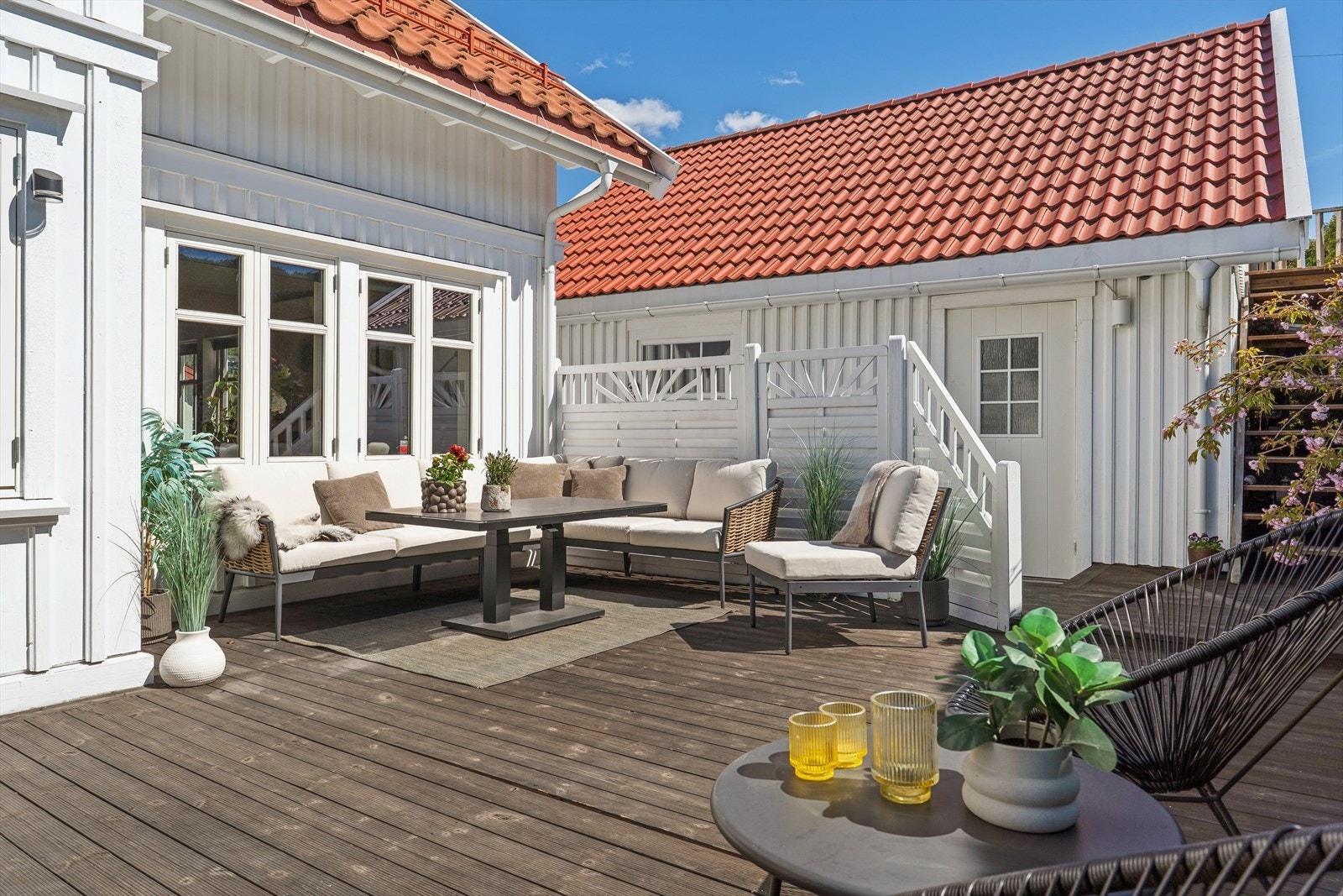 De gode solforholdene gjør uteplassen til et naturlig samlingspunkt på varme sommerdager. Galleribilde