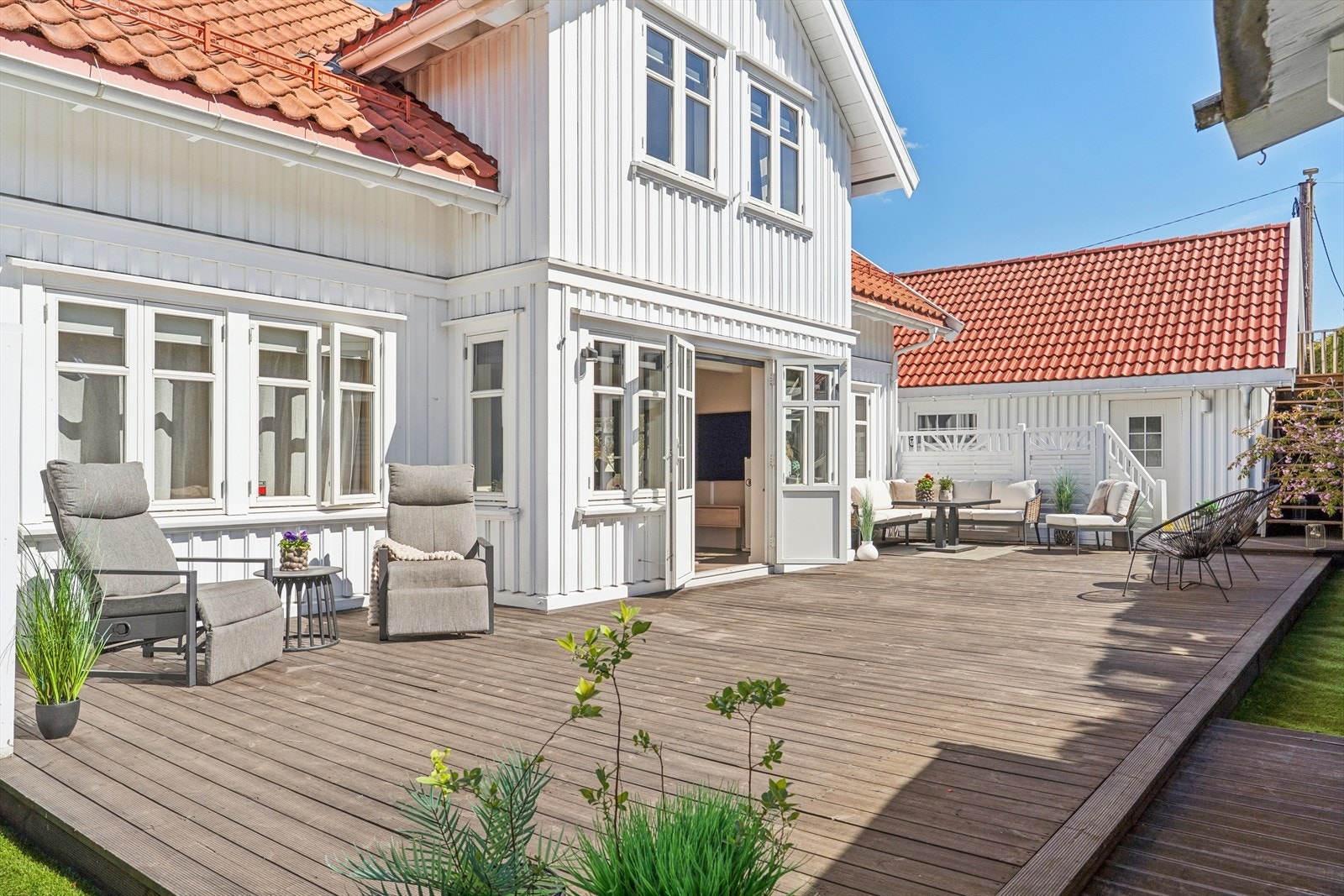 Boligens uteområde er absolutt ett av høydepunktene, terrassen er romslig og har fantastiske solforhold. Galleribilde